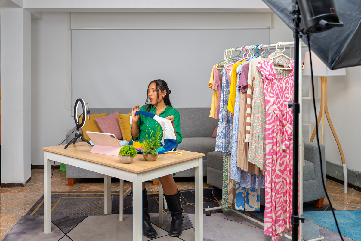 我要写一篇《个人虚拟直播间的搭建与操作》视频课程的营销文章吸引用户了解虚拟直播间的好处和购买我们的课程课程内容如下：怎么打造虚拟直播间用哪个软件搭建更好如何搭建一个低成本的虚拟直播间检索一下老罗直播间的设备据说是演播厅级别所用设备至少是350万元动辄几十万上百的投入对于大网红来说不算什么可是对于小网红和普通人就算是巨资了根本承受不起那样的直播带货方式只能是梦想。现在一款零成本绿幕直播利器——用一块