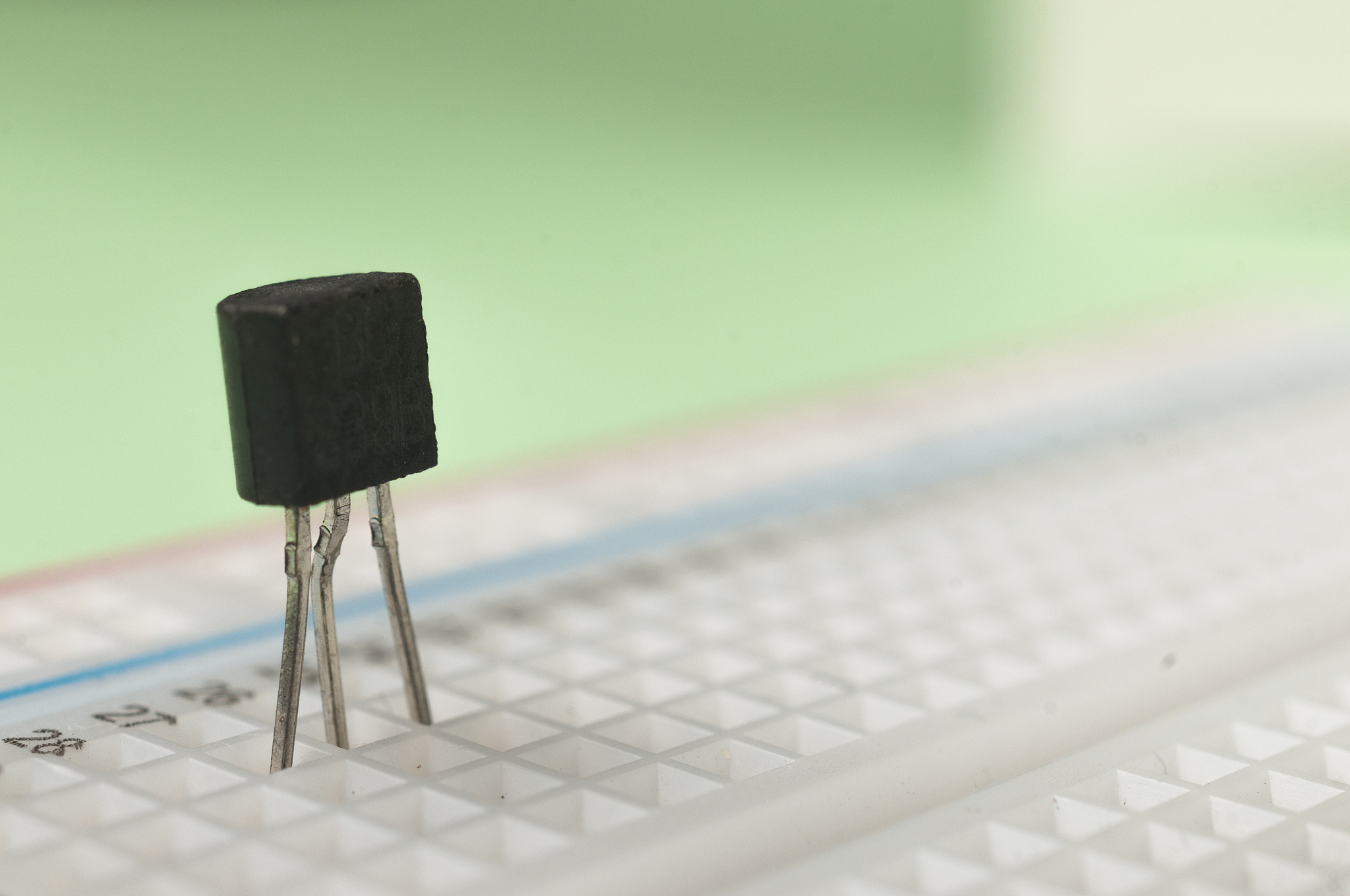 SRD5v继电器和哪种型号的pnp三极管一起使用