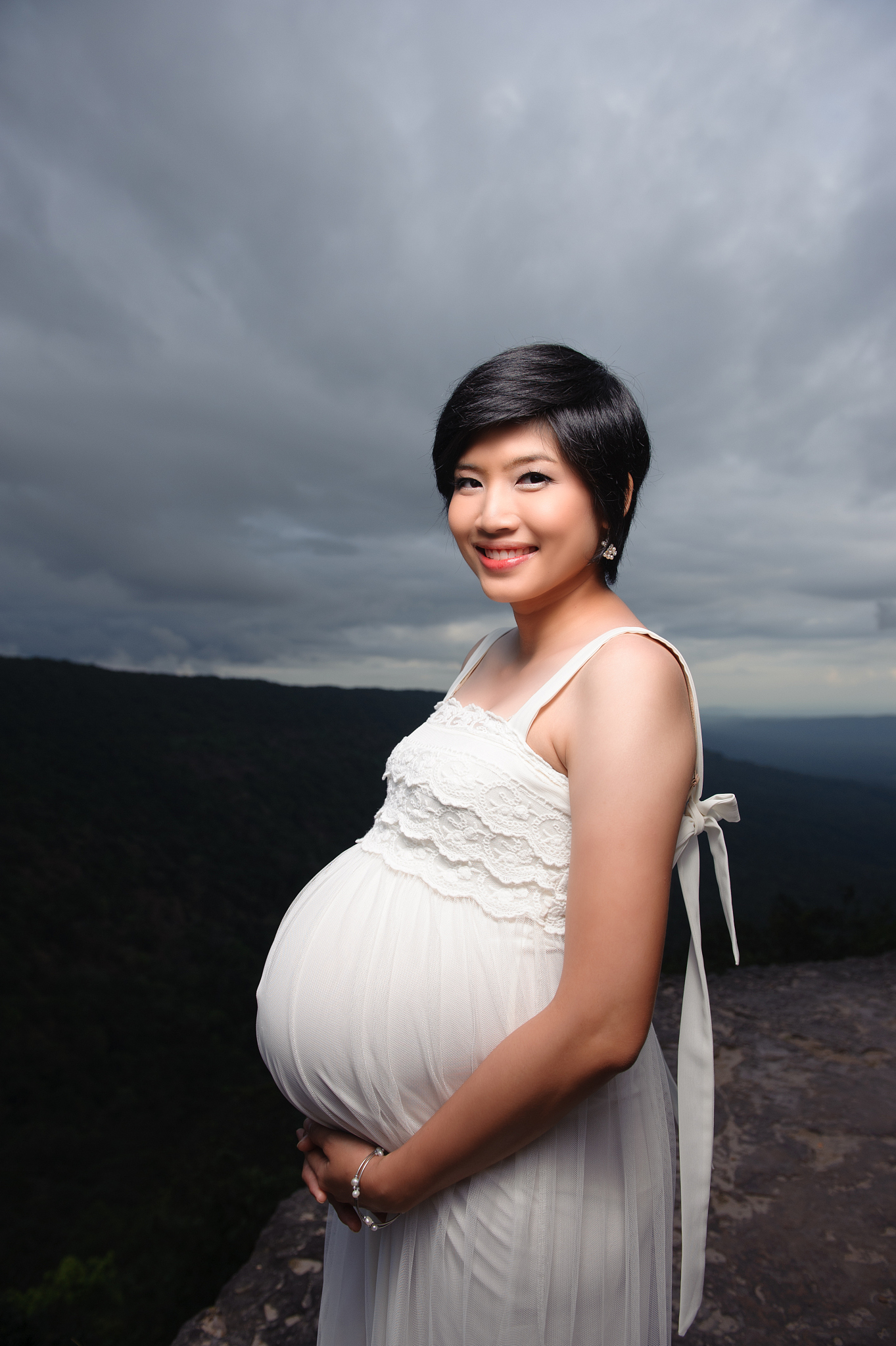asia pregnant woman with high cliffs