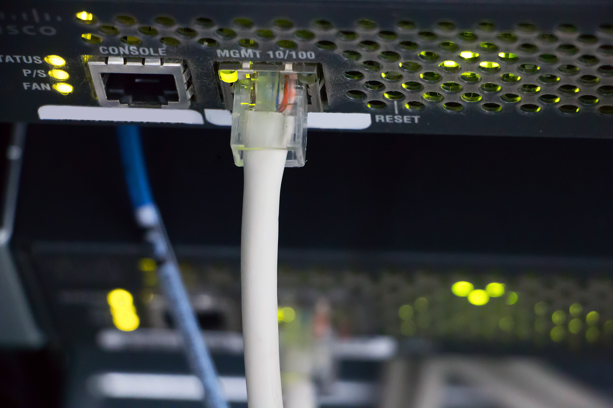 我们研发了一款光纤监控设备通过搜集光纤接头处的逸散光把光转换成电讯号从而达到监测光纤断开、运行、光损报警的信息可以通过这个描述写一篇介绍的文章吗？