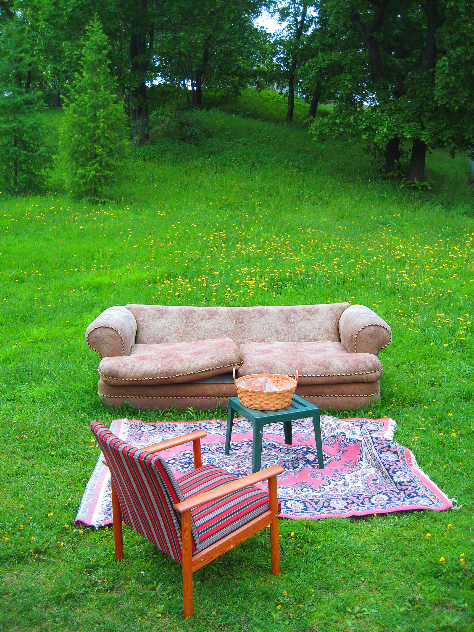 阳光明媚的草坪，舒适户外沙发，尽享休闲时光