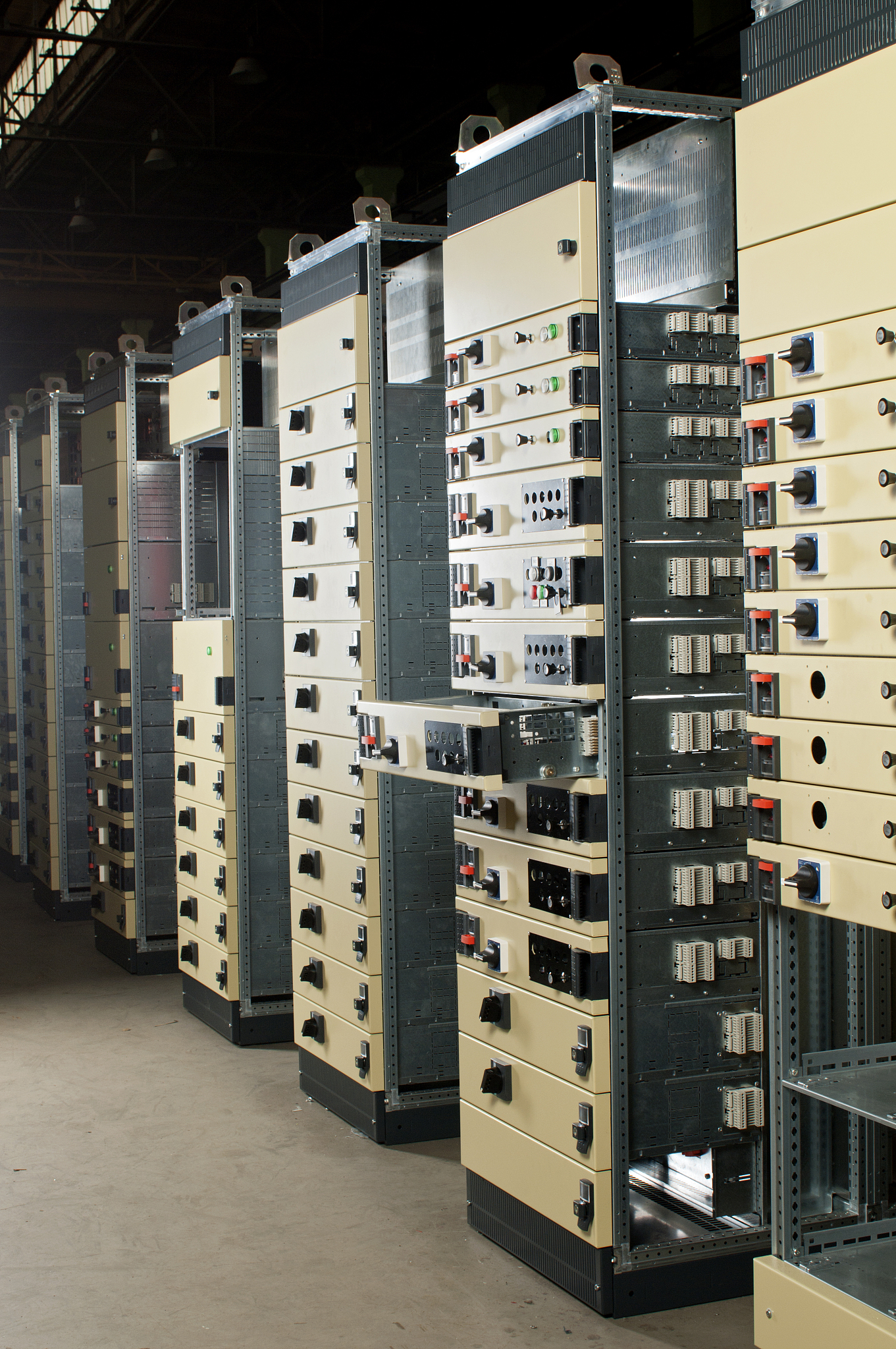 某化纤毛纺织厂全厂总配电所及配电系统设计摘要