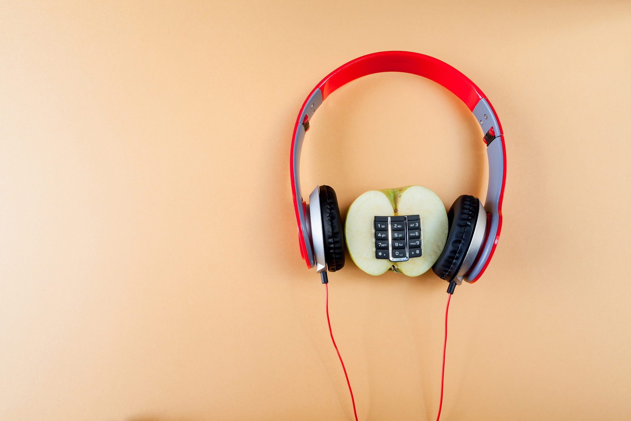 我的苹果耳机我链接的时候显示你在连接与其它人的AppleID配对的物品然后下面显示看不全的邮箱是怎么回事？之前有借给朋友用过几天