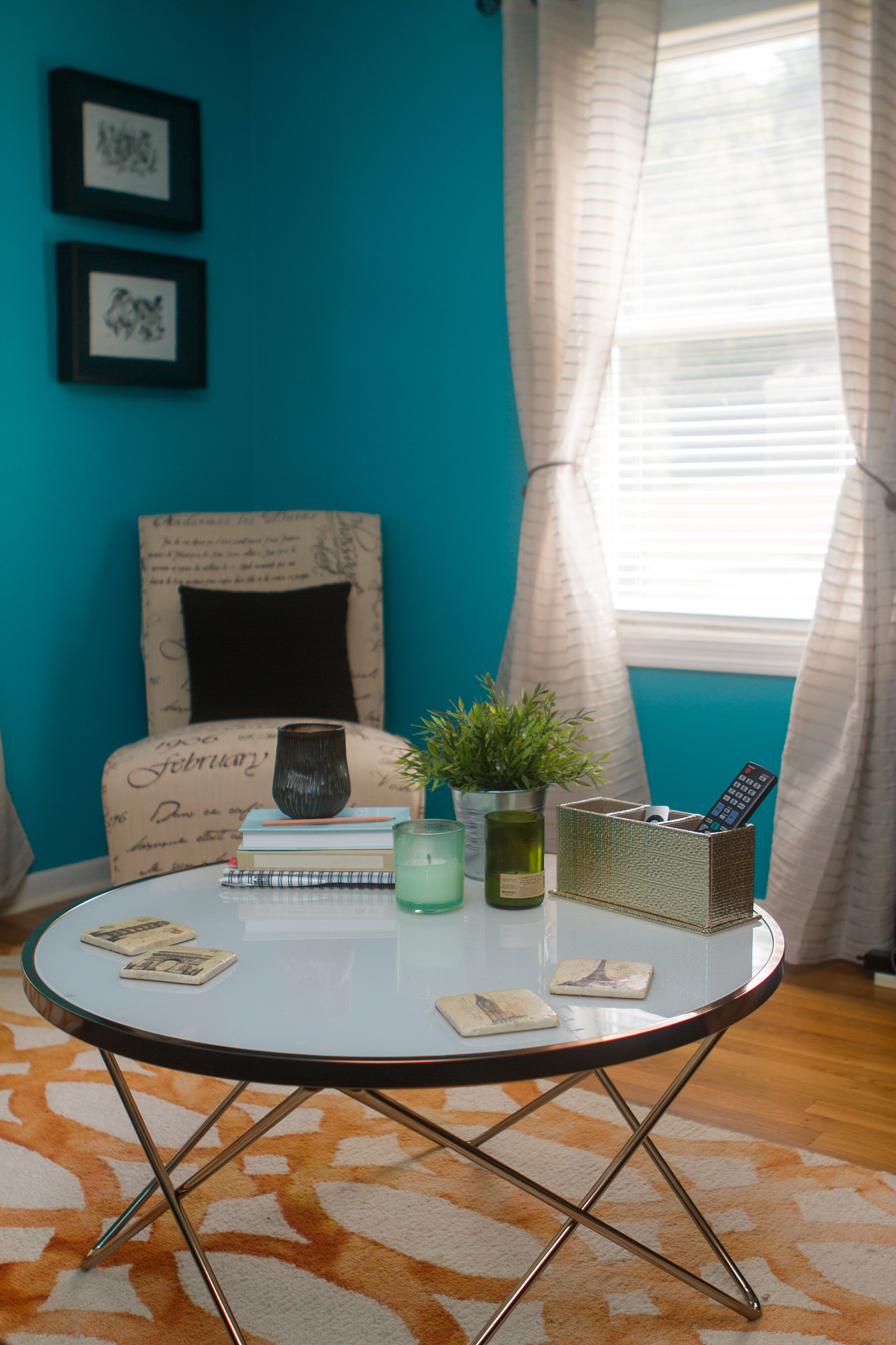 蜜茶色搭配闷青色：打造温暖沉静的氛围