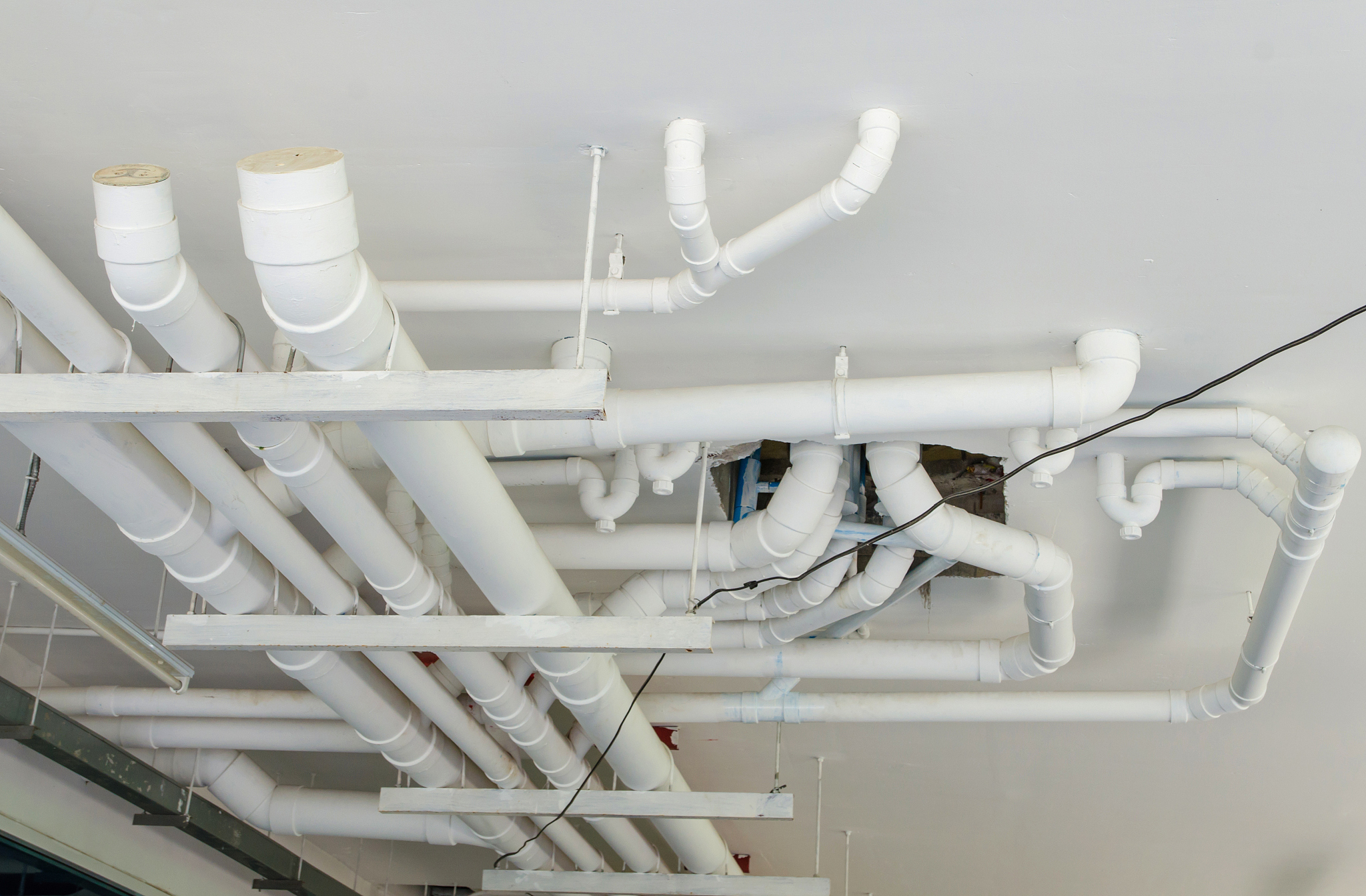 住宅建筑给水管道选材指南：PVC、PPR、铜管、不锈钢、PE 管道对比分析