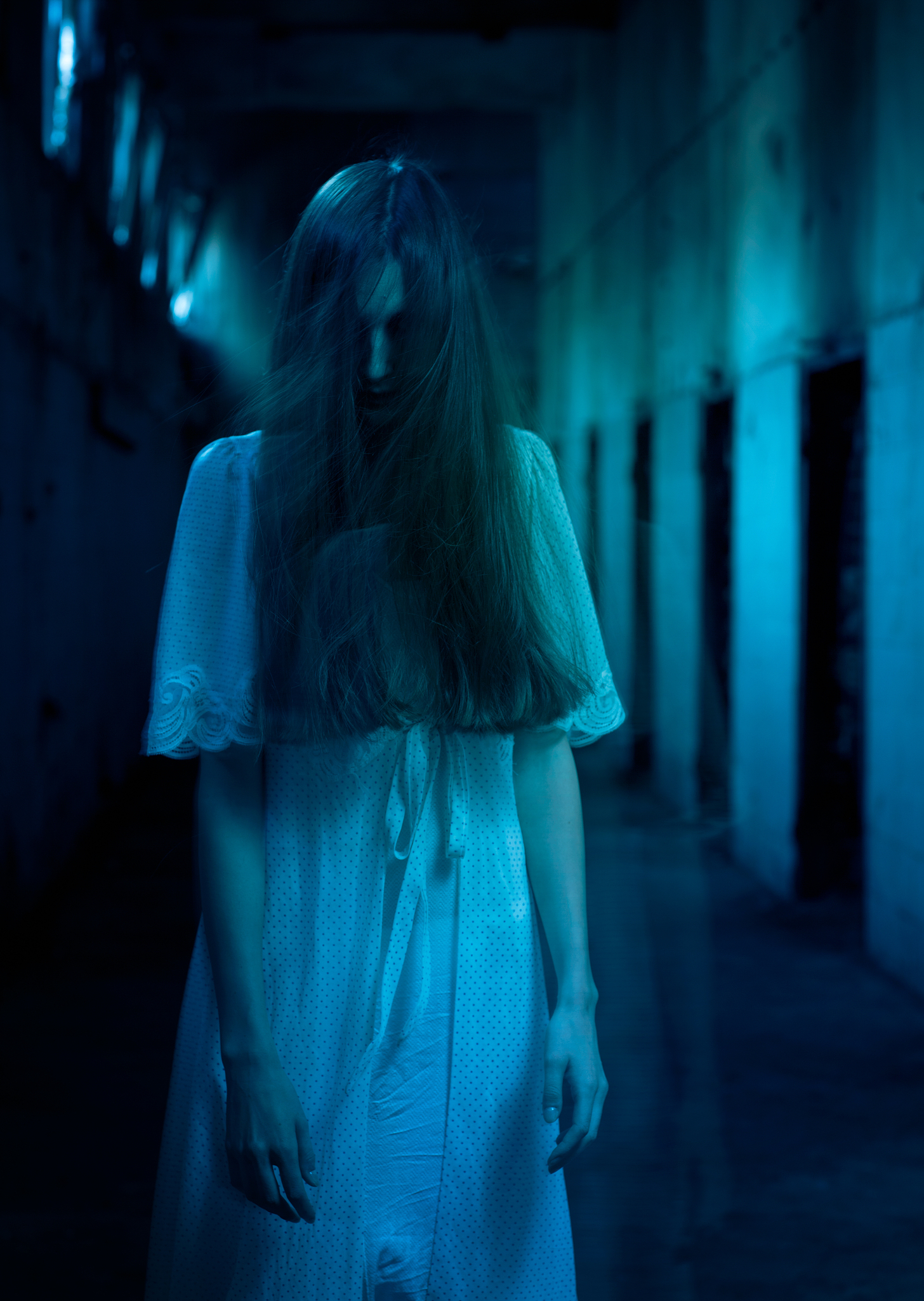 被鬼屋吞噬的女孩：一个令人不寒而栗的恐怖故事