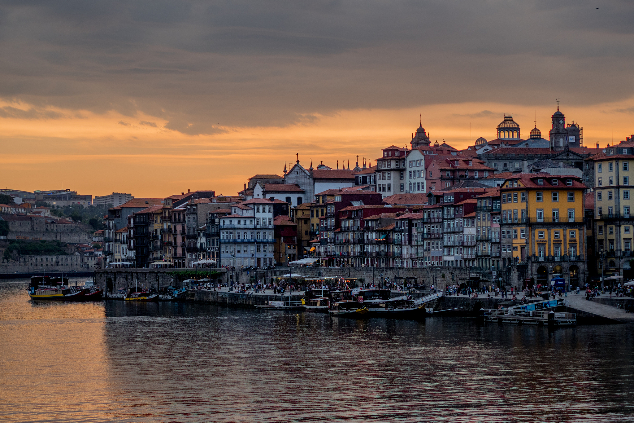 请帮我解析四字成语黄昏喂酒表达了什么意思？