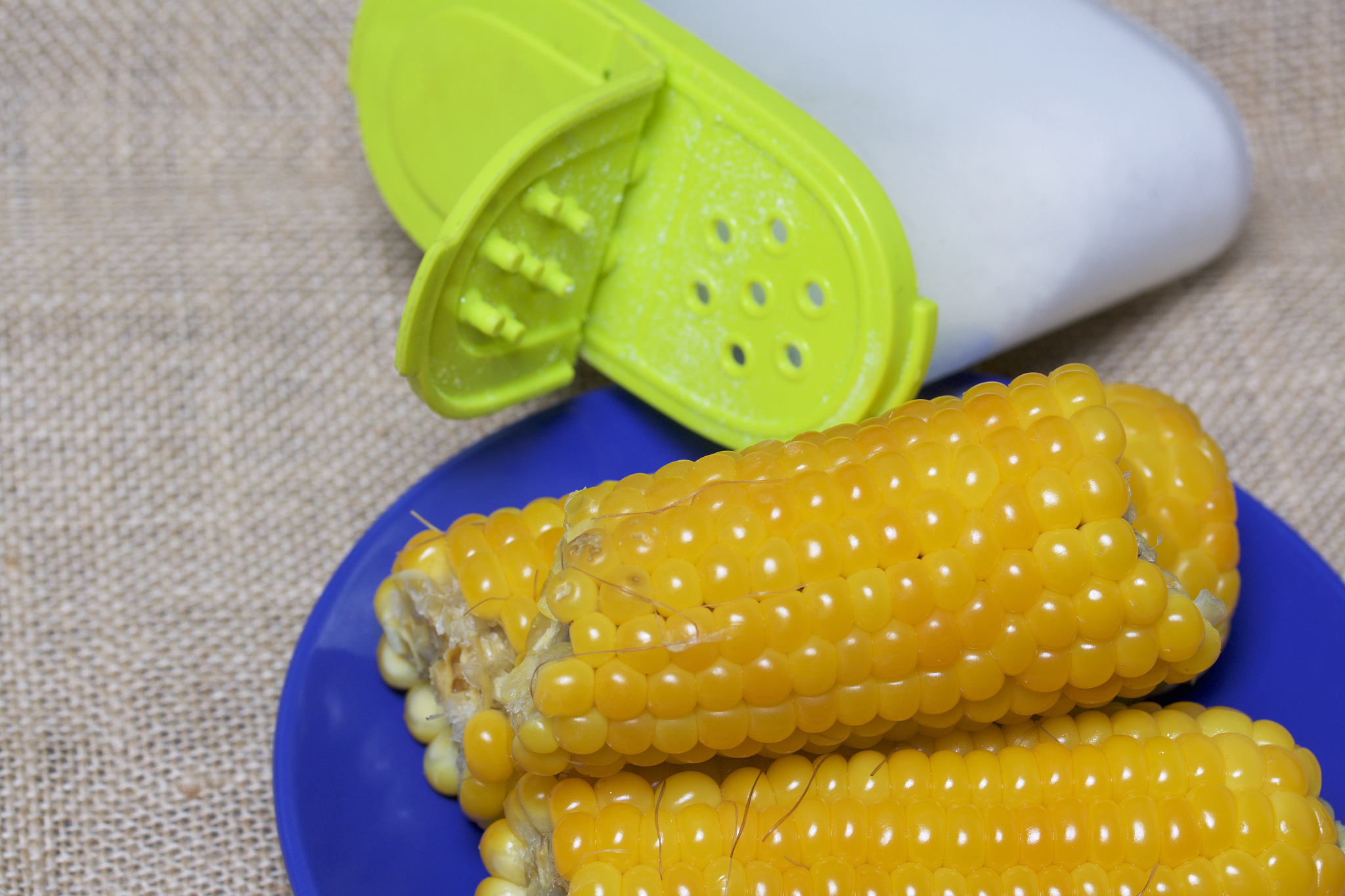 煮玉米放盐和小苏打变红的原因？