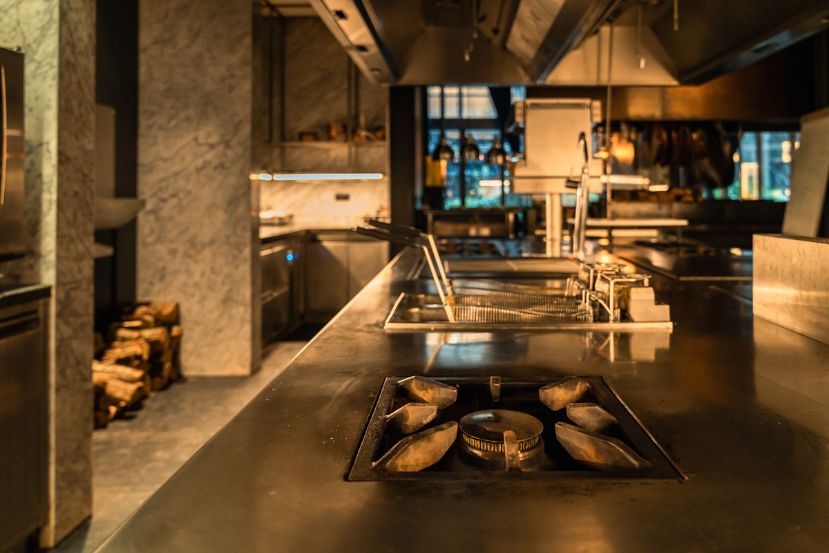 工业风餐厅设计：浅色调石材地面，黑铁家具，打造独特用餐体验