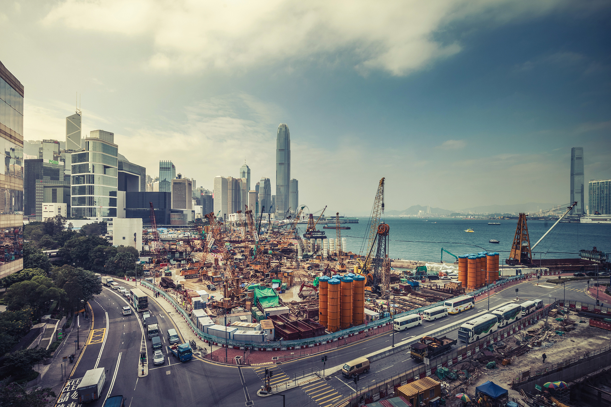 香港某海边的建设工地
