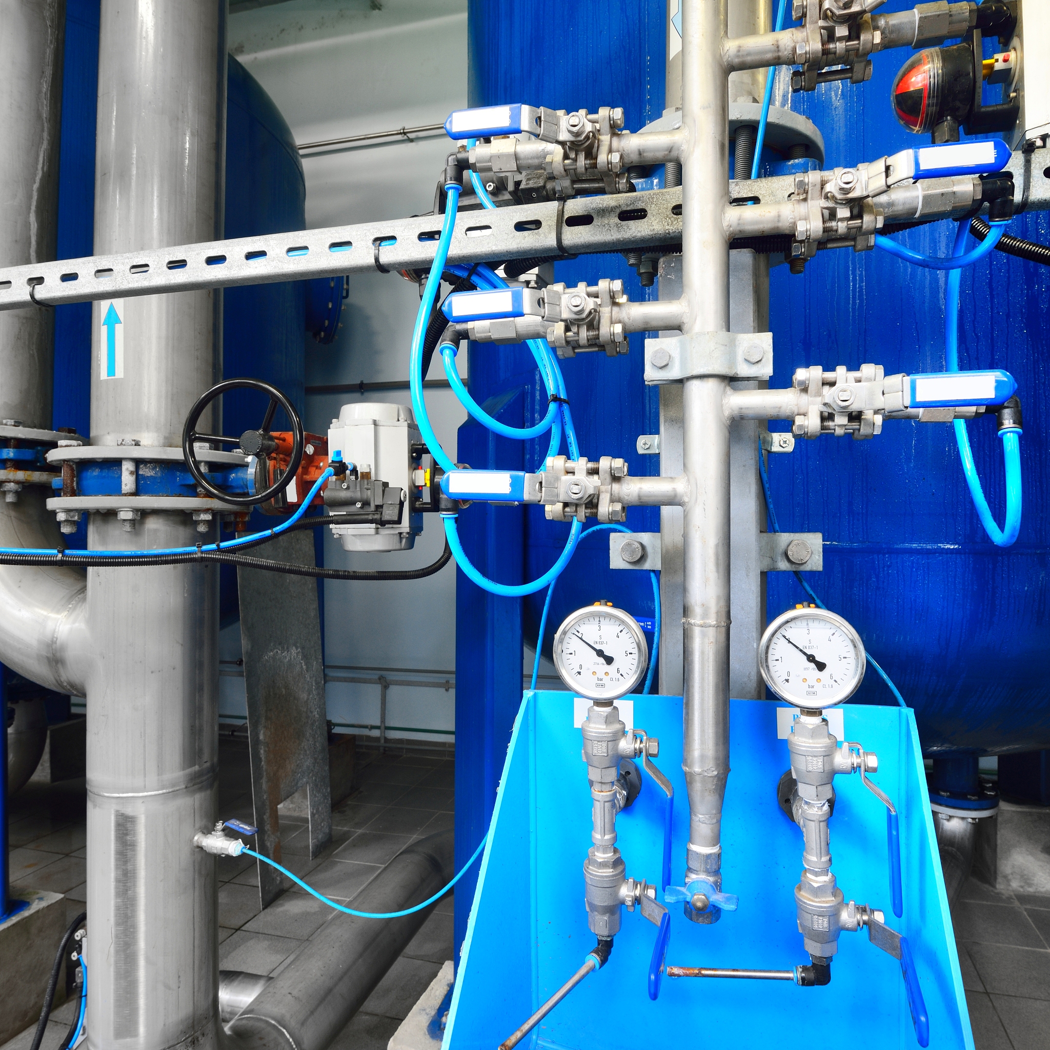 Whipchecks: 安全装置，防止气体或水管爆裂