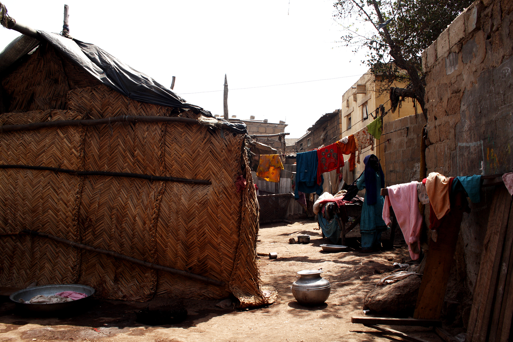 形容一个地方贫困的句