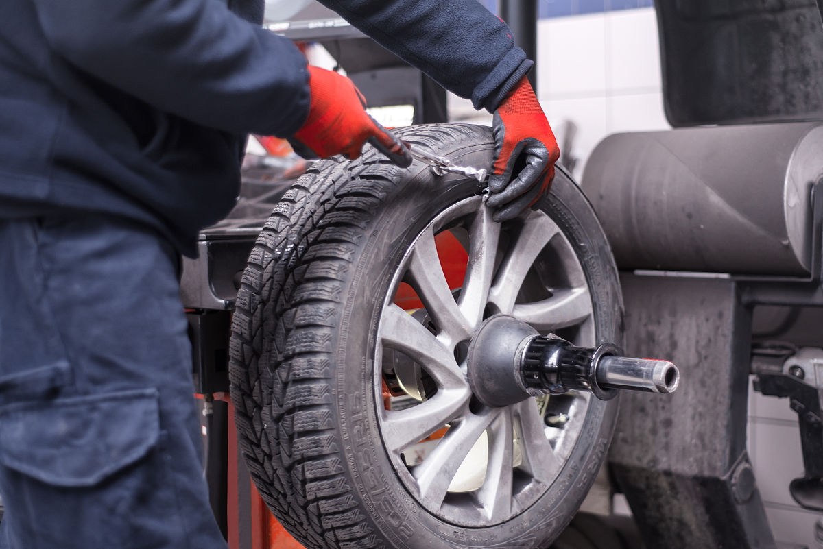 你能对某篇文案进行改写吗？当然可以请提供文案内容。大家好我是五哥。今天我们讲一下如果自己在网上买这个电动车真空再回家不会安装怎么办？不要急啊看我视频我来教你怎么安装。现在我们来开始我们现在看到这个就是电动车轮辋啊我们首先要确定这个轮辋转的方向啊在车上面转的方向。这个轮往在车上面啊是向这个方向旋转的啊。那我们现在看一下这个轮胎啊这个轮胎上面是有箭头的啊这个花纹箭头都有的啊。那我们就把这个花纹箭头朝砖