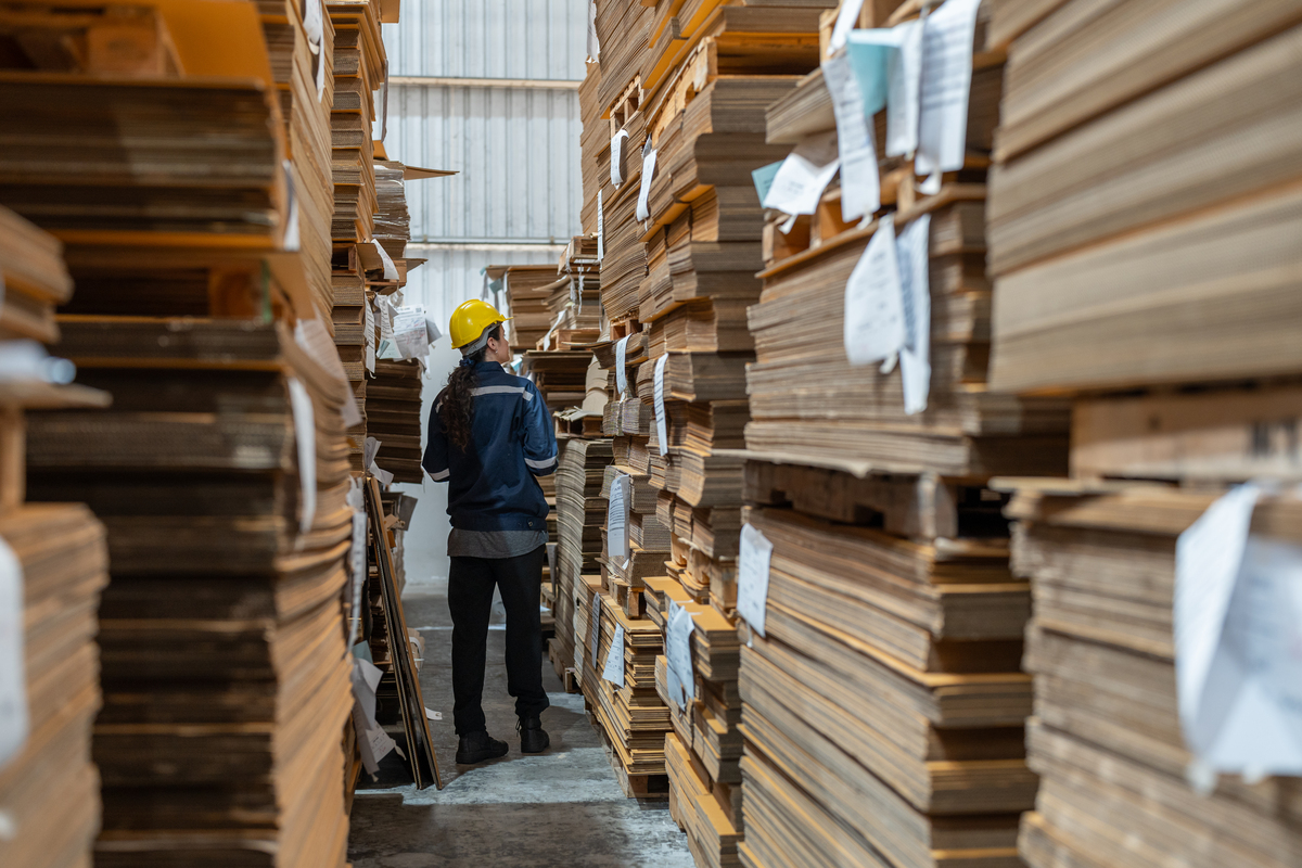 What is the English word for 'Warehouse' in Logistics?