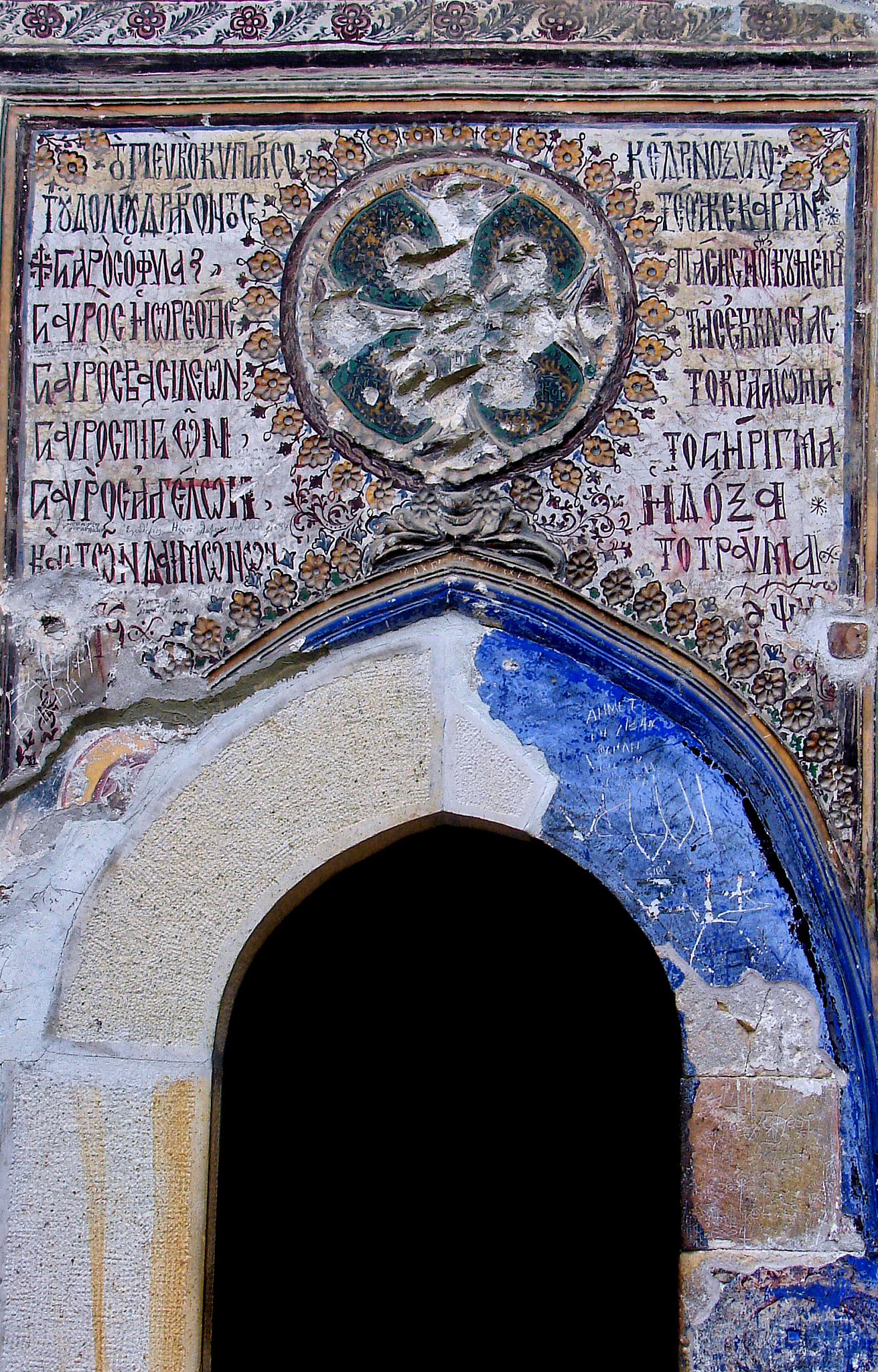 再简化写成英文短句- Islamic traditional art has had a profound impact on the development of public art in Pakistan- Islamic art focuses on geometric shapes and decorations which are reflected in Pakistans arch