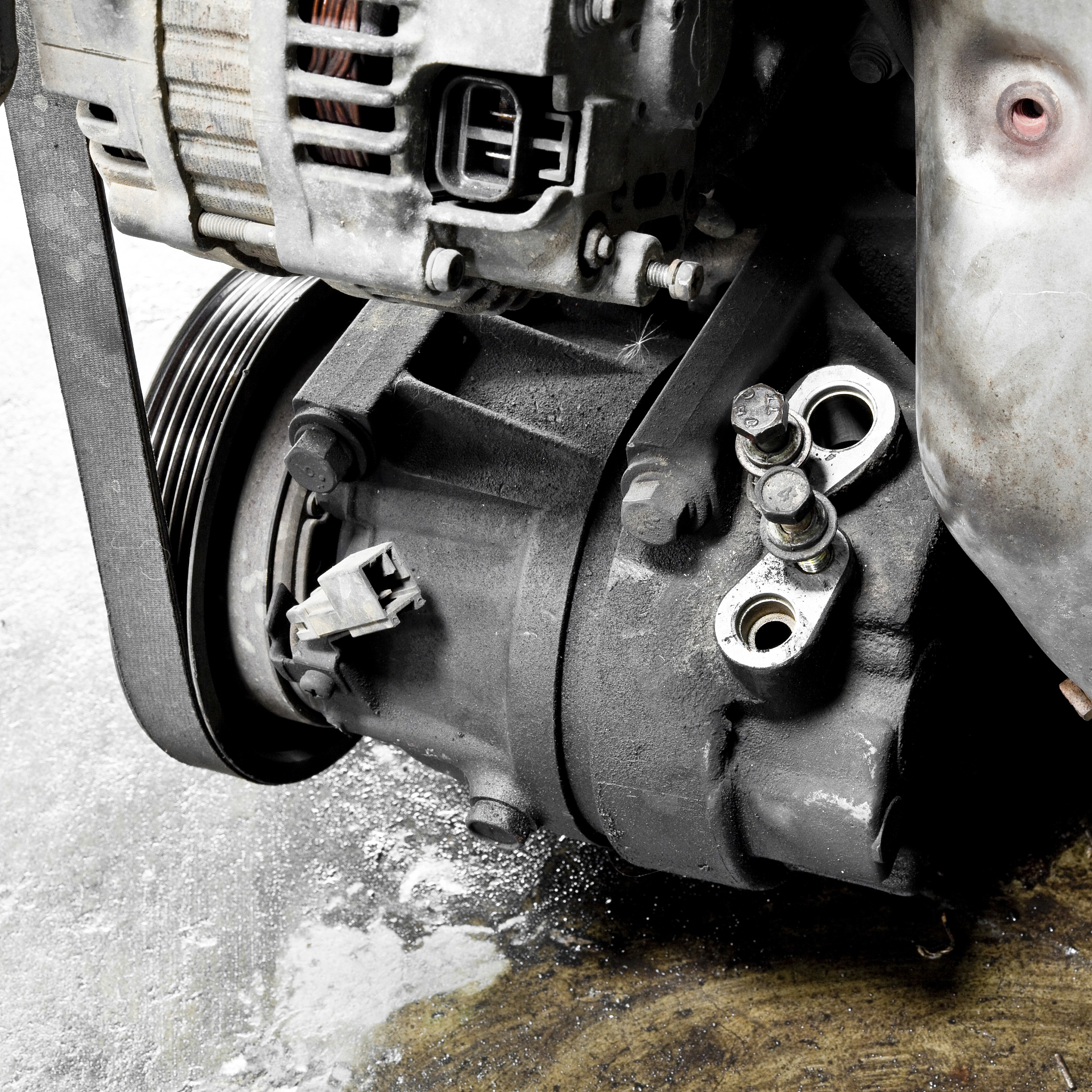 驾驶员踏板下方电机安装要求：密封性、噪音控制