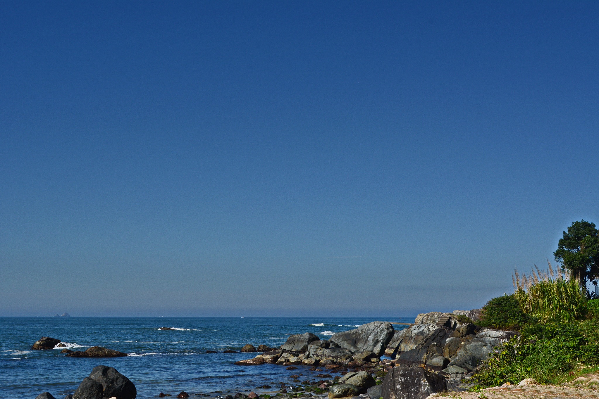 一首歌什么太阳伸出他的大肚腩的歌词