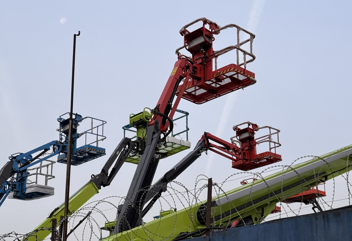 龙门式绿篱修剪机中横梁的作用