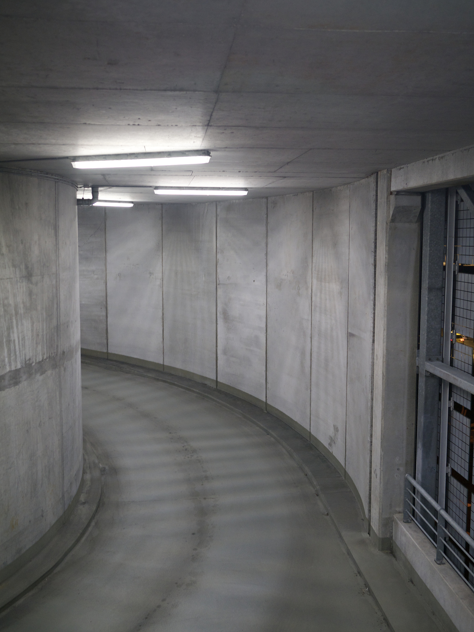 金属车库建筑墙板选择指南：优缺点对比及建议