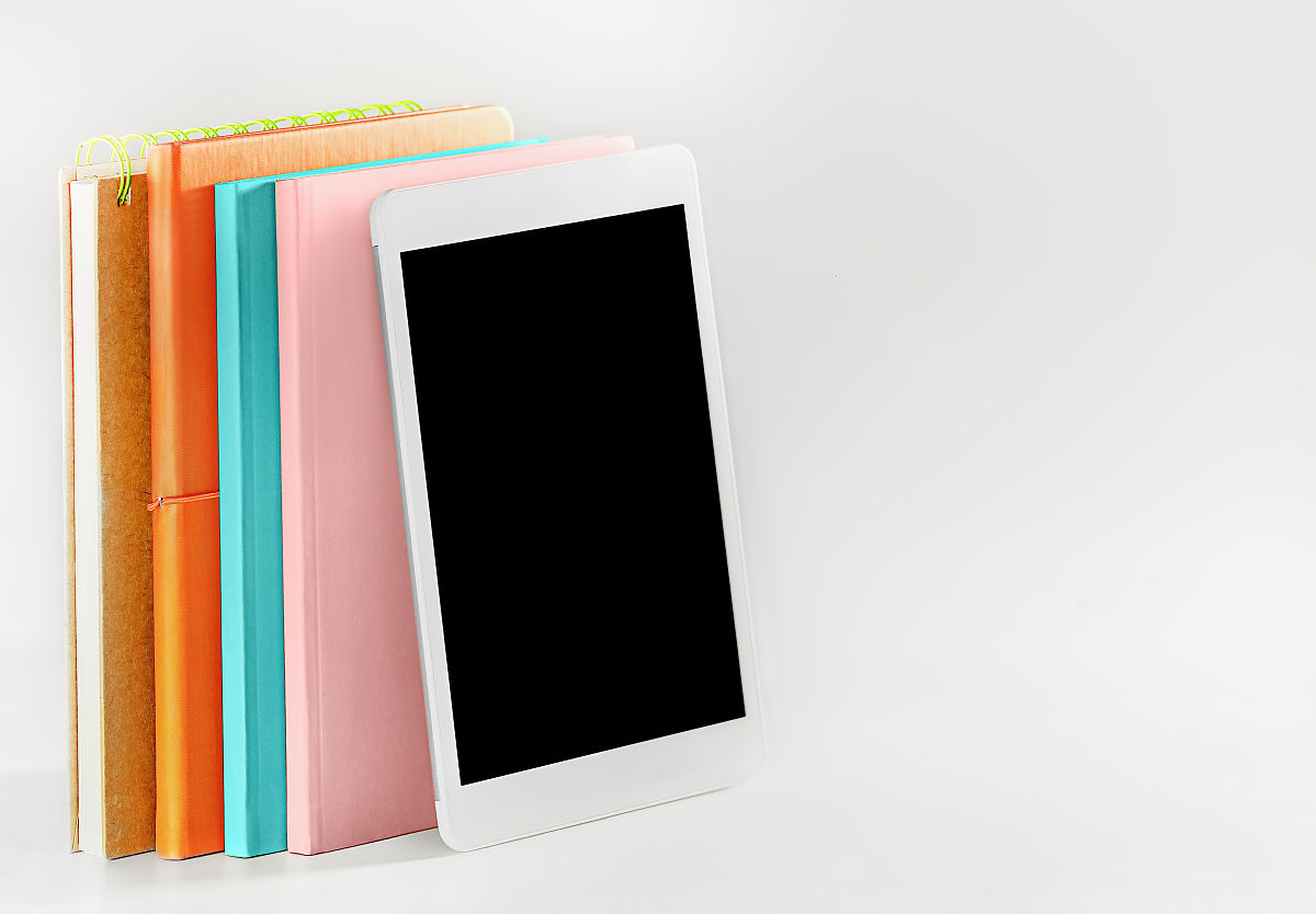 请对论文陕西利沣达建筑科技公司会计标准化建设现状和对策的章节内容 53加强会计人员素质和培训 并保证其内容合理性不要乱写：