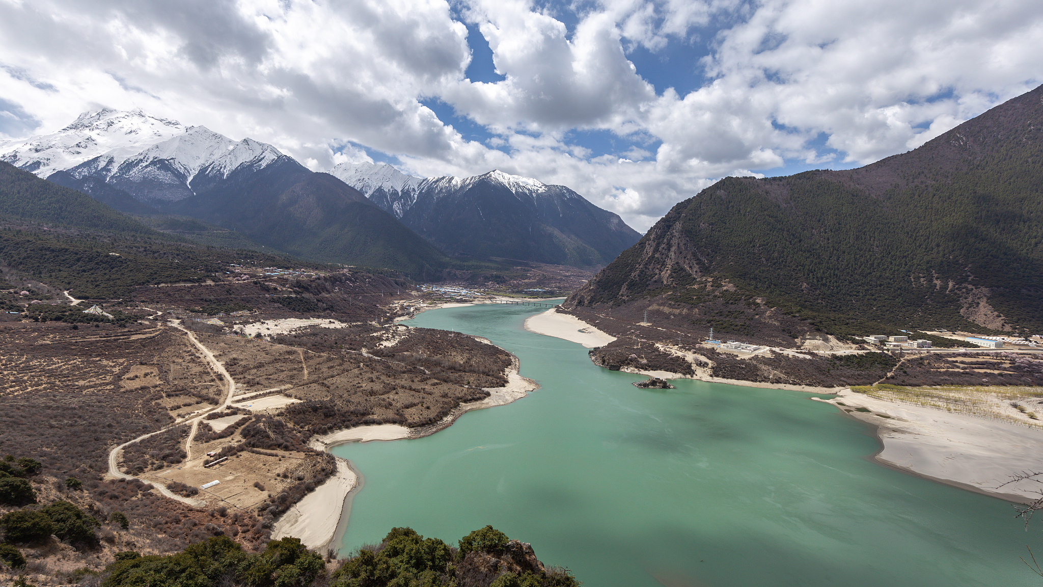 站的建设需要考虑各种因素包括投入和收益、地质和水文条件以n及环境成本。请选择雅鲁藏布江干流上的一个位置并讨论建立一个n那里有水力发电站。1000字