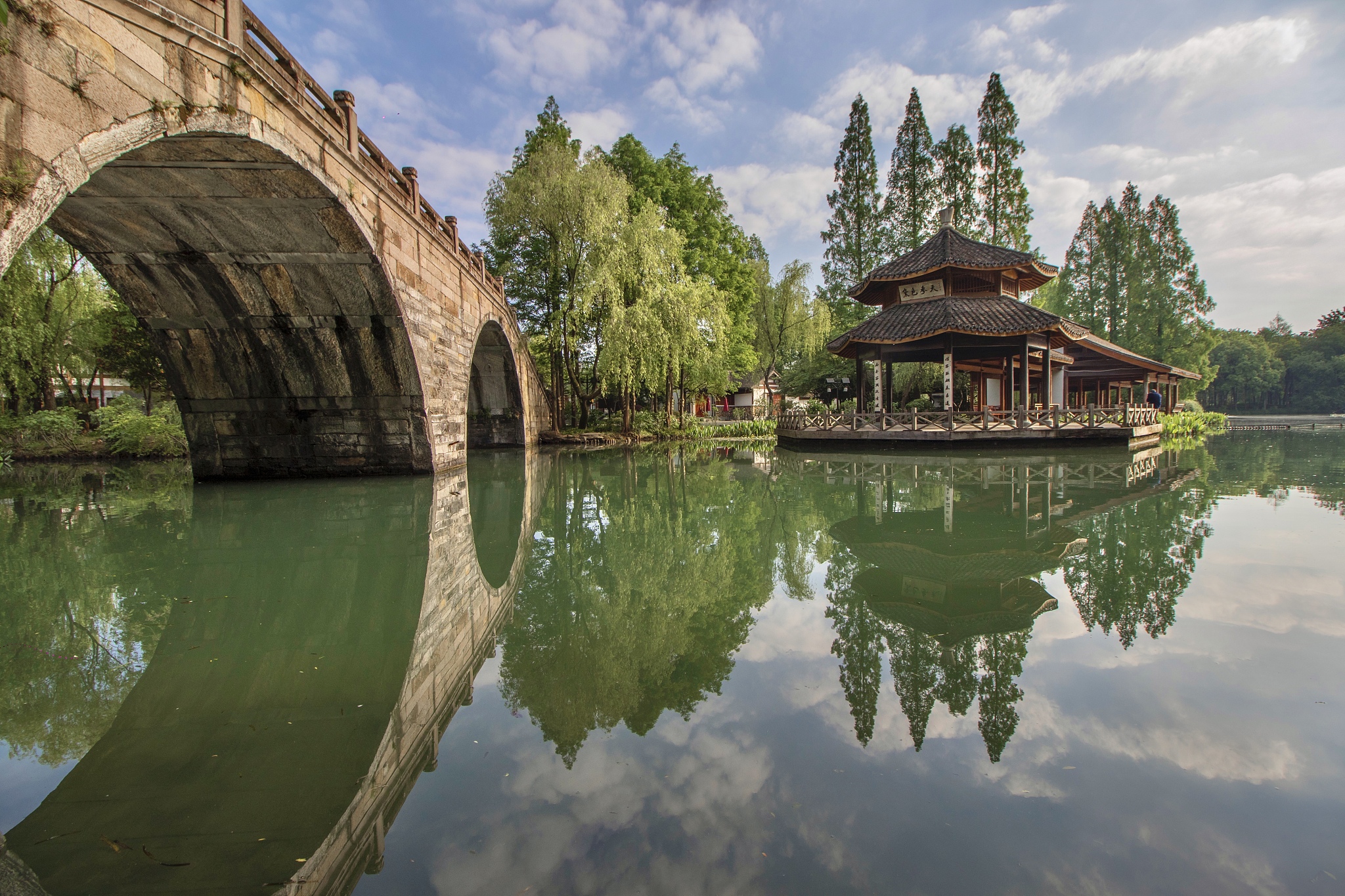 给这篇文章写用户跟评：八八战略实施20周年系列综述：三次转变成就绿色浙江