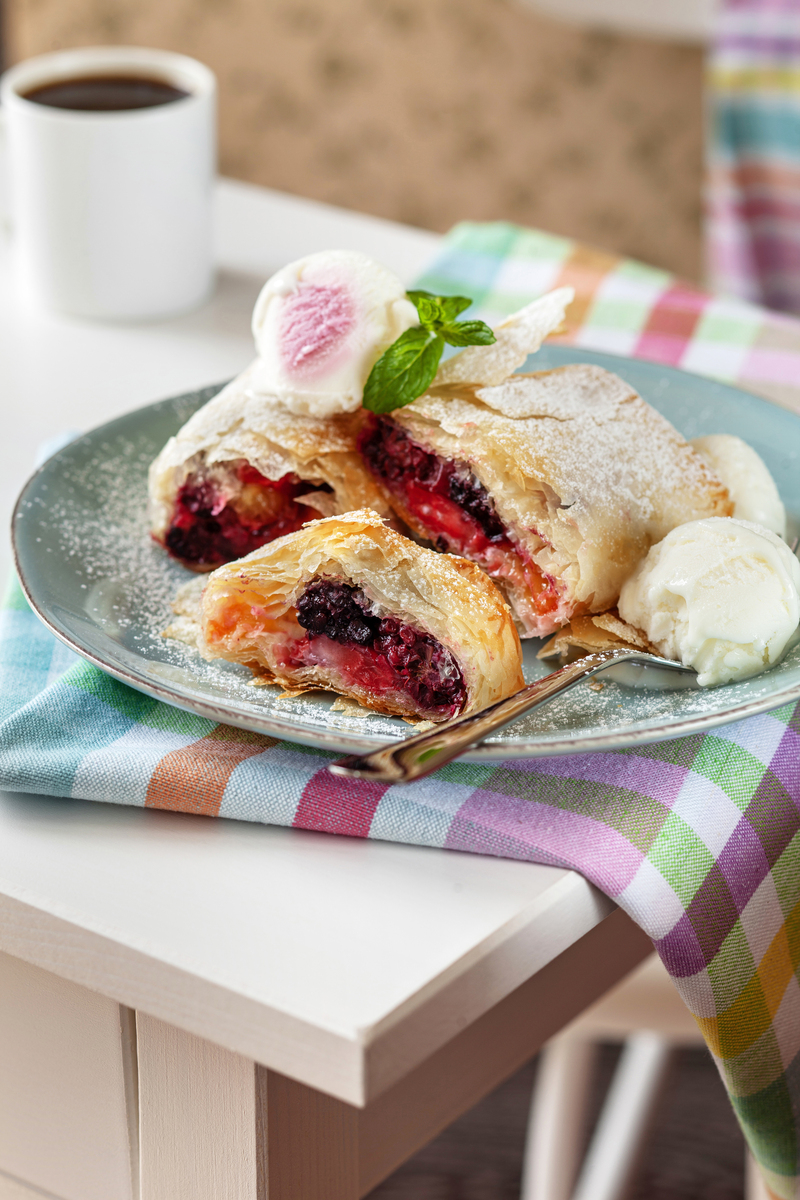 产品：原味贝果、玫瑰乳酪贝果、香芋咖啡乳酪贝果、巧克力贝果、伯爵苹果贝果、咖啡栗子贝果、全能贝果、乳酪贝果、京都三色贝果内容：一篇贝果系列的微信推文9款贝果每一款都需要商品描述。需要开头结尾要求：每一款商品描述字数控制在50字全文控制在700字风格：语言跳脱文笔诙谐有趣