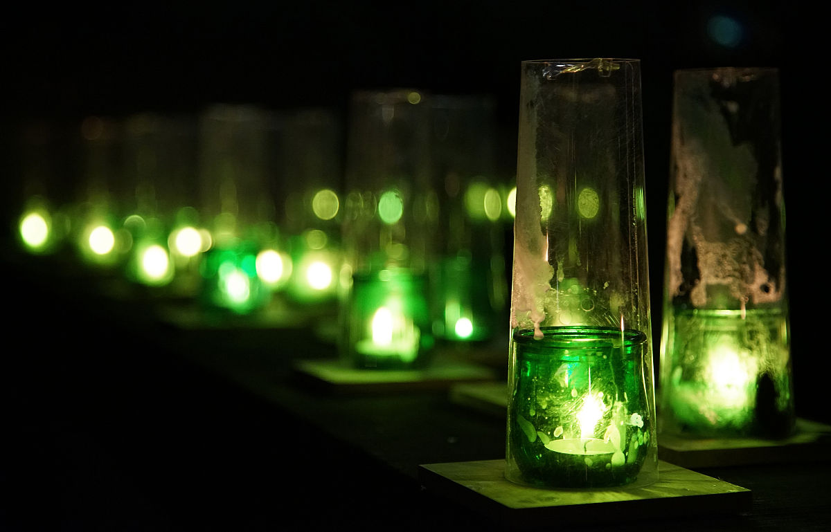 为什么实验中有同学用，张白纸挡在玻璃百合巷之间，该同学还能在蜡烛a侧观察到蜡烛的像