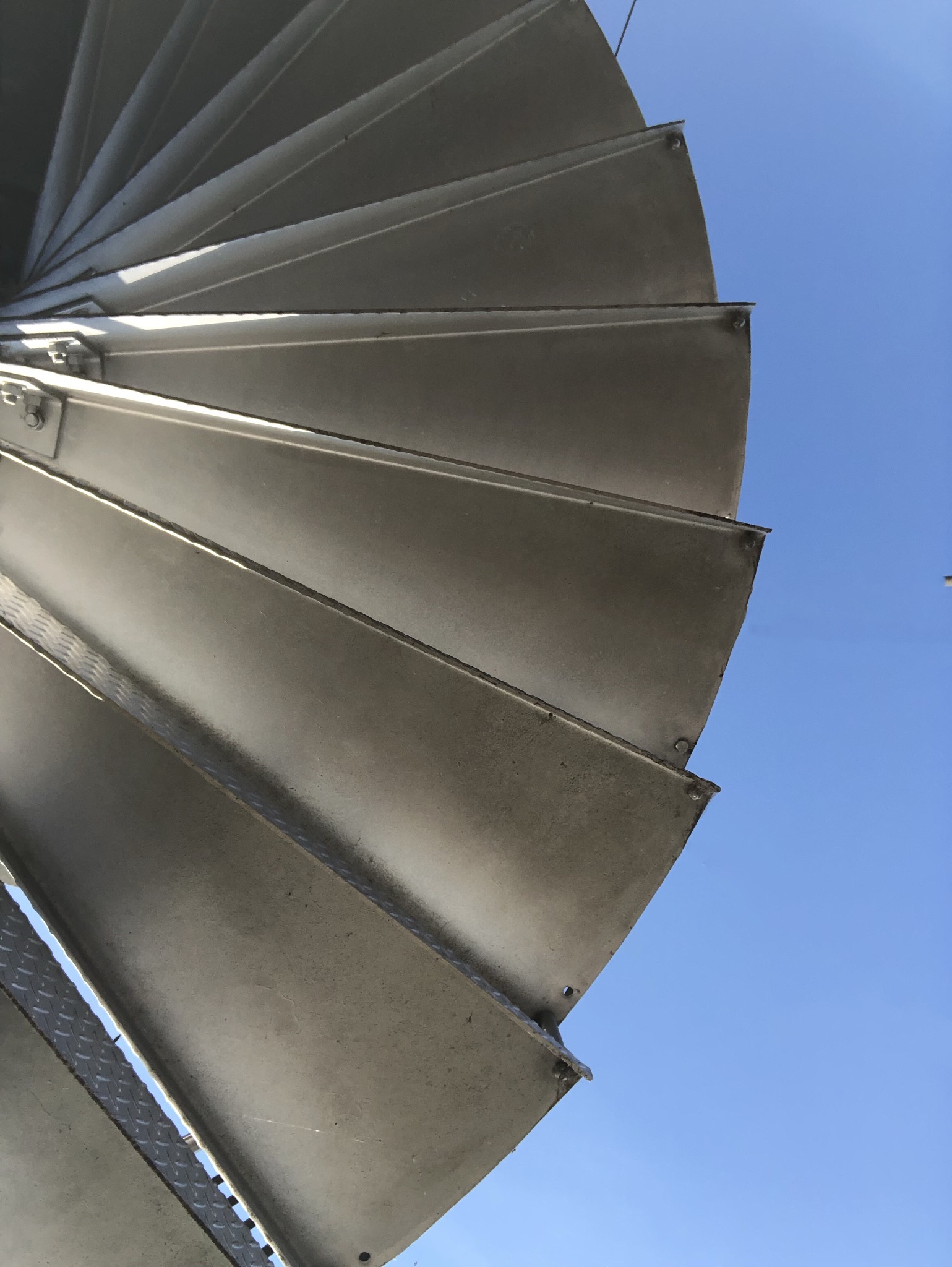 请用学术论文的语法重写下面这句话：目前国内外已有部分学者对各种应力对取向硅钢材料的磁性能影响做了研究