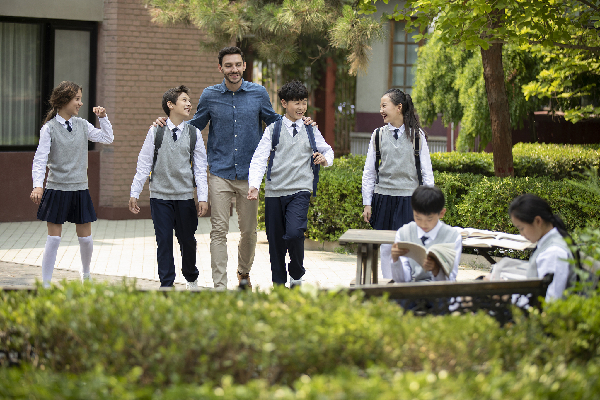 老师和学生在校园里