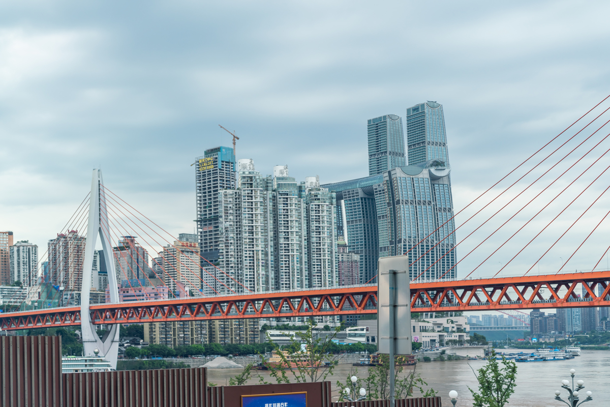 重庆必打卡景点：人民大礼堂、解放碑、鹅公岩大桥、洪崖洞、李子坝轻轨站