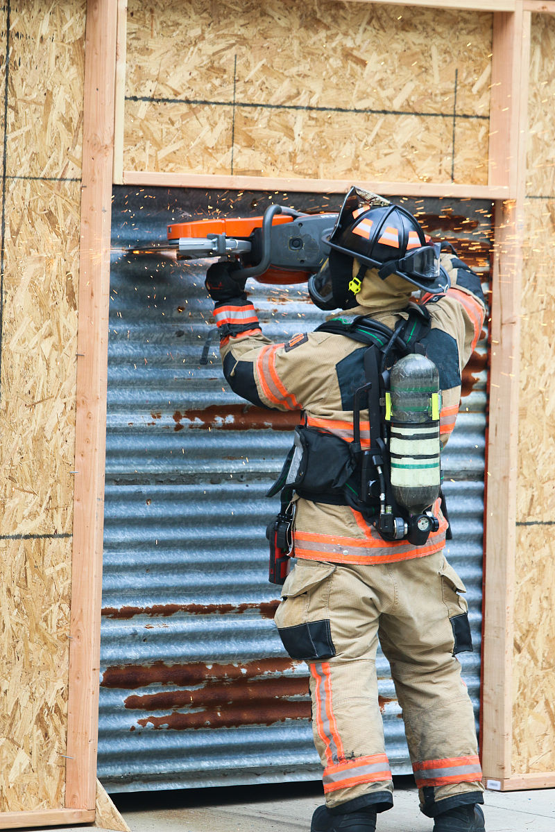 印地出生长大。当了 10 多年的树艺师然后成为了一名消防员。刚刚向 IFD 横向移动他们每天都让我感到沮丧让我为今年秋天的街头做好准备。