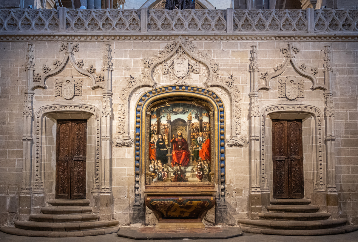 简化英文短句- Introduction to Christianity as the dominant religion in medieval Italy- The establishment of Roman Catholicism as the state religion - The presence of churches and monasteries throughout Ital