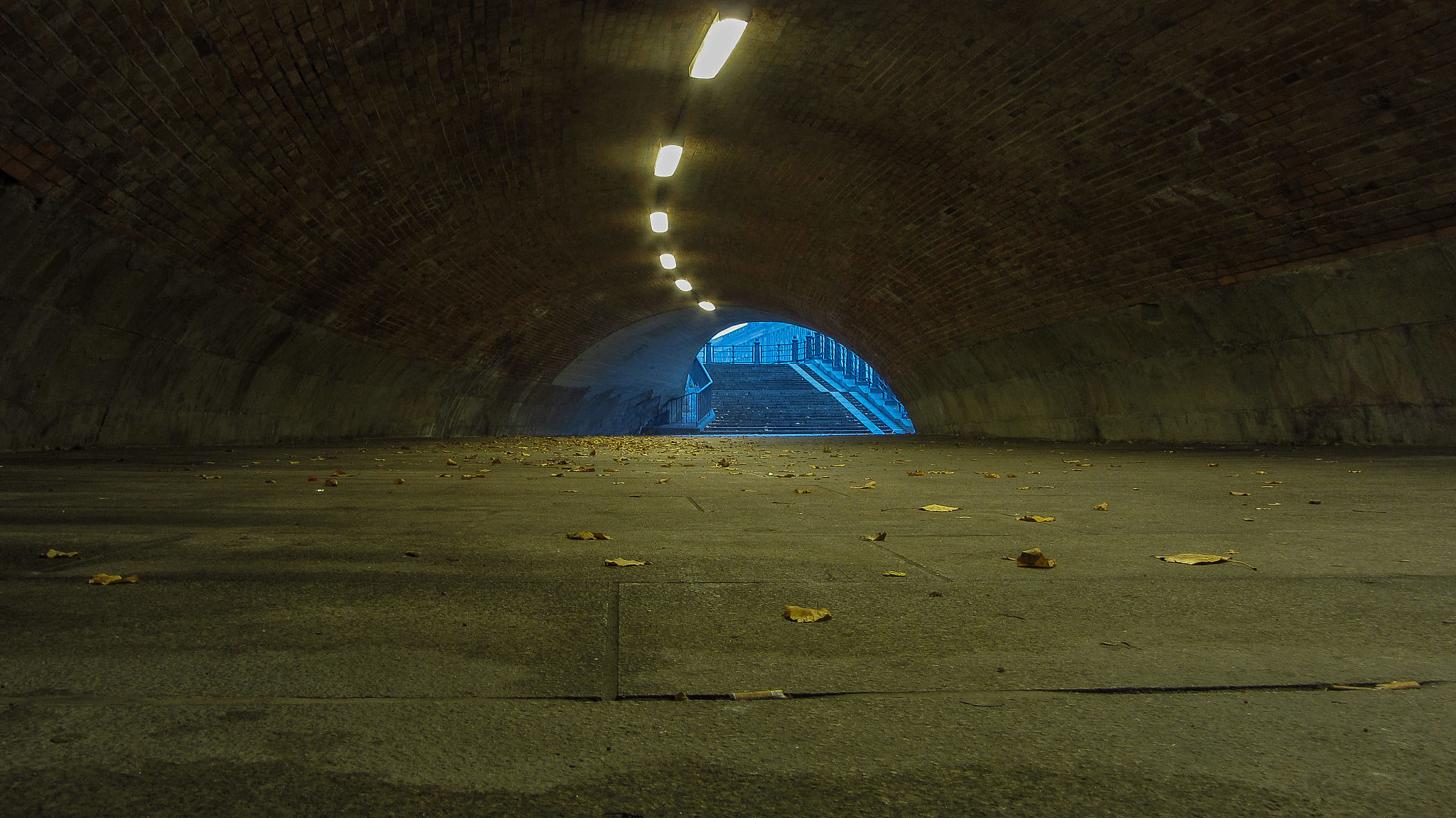 隧道空气与什么进行换热？