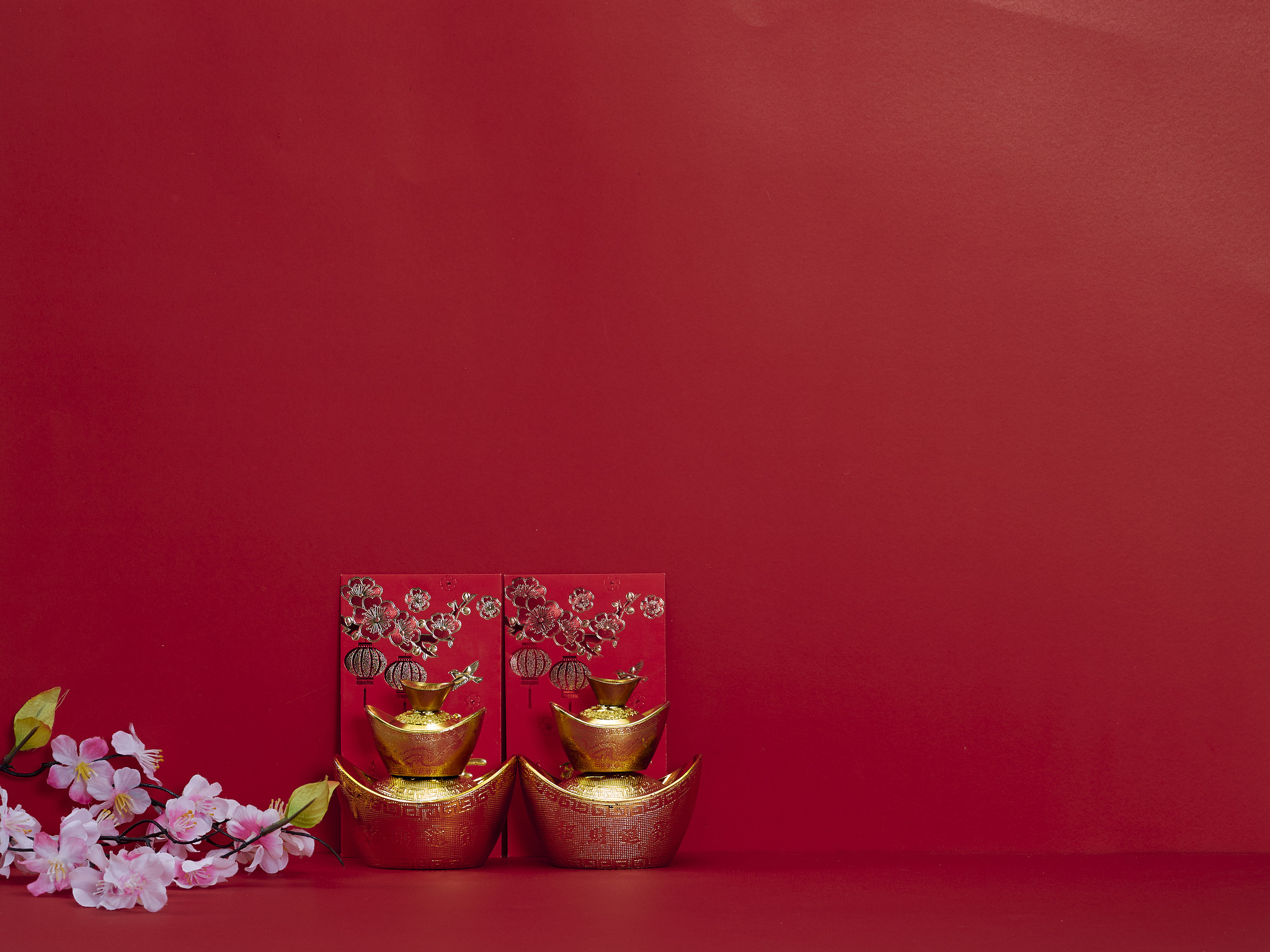 本课题的研究内容包括以下两个方面： 1红色文化的外宣跨文化视角下中西方文化的融合； 2 红色文化的翻译策略、翻译技巧、翻译方法； 拟解决的关键问题： 1对红色文化认知解读； 2红色文化的外宣传播； 3红色文化的翻译策略；