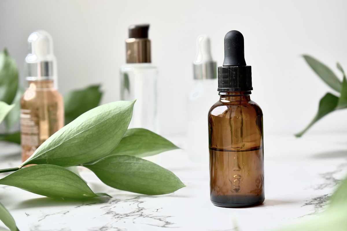 我现在有一款护肤精华用于祛痘。要求如下：针对大学生期末考试长痘的场景3天消痘控油从根源上抑制痘痘杀灭致痘菌早晚各涂抹一次一抹化水清爽请以上述词汇两两组合加上情绪词、感叹词和你写出20条朋友圈文案