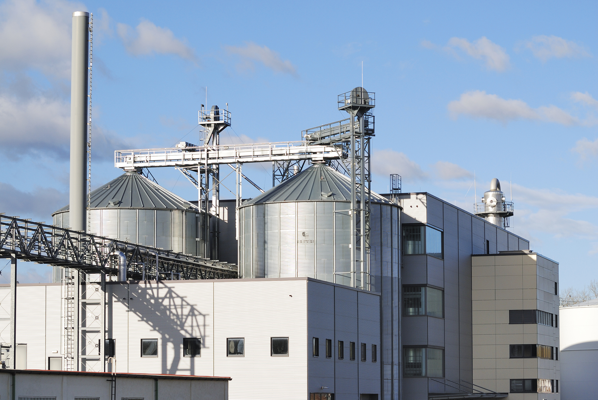 我是一名大学生专业是化工专业目前在化工厂实习我上午在录入管道资料进电脑下午在现场检查管道气密性帮我生成一篇实习日记