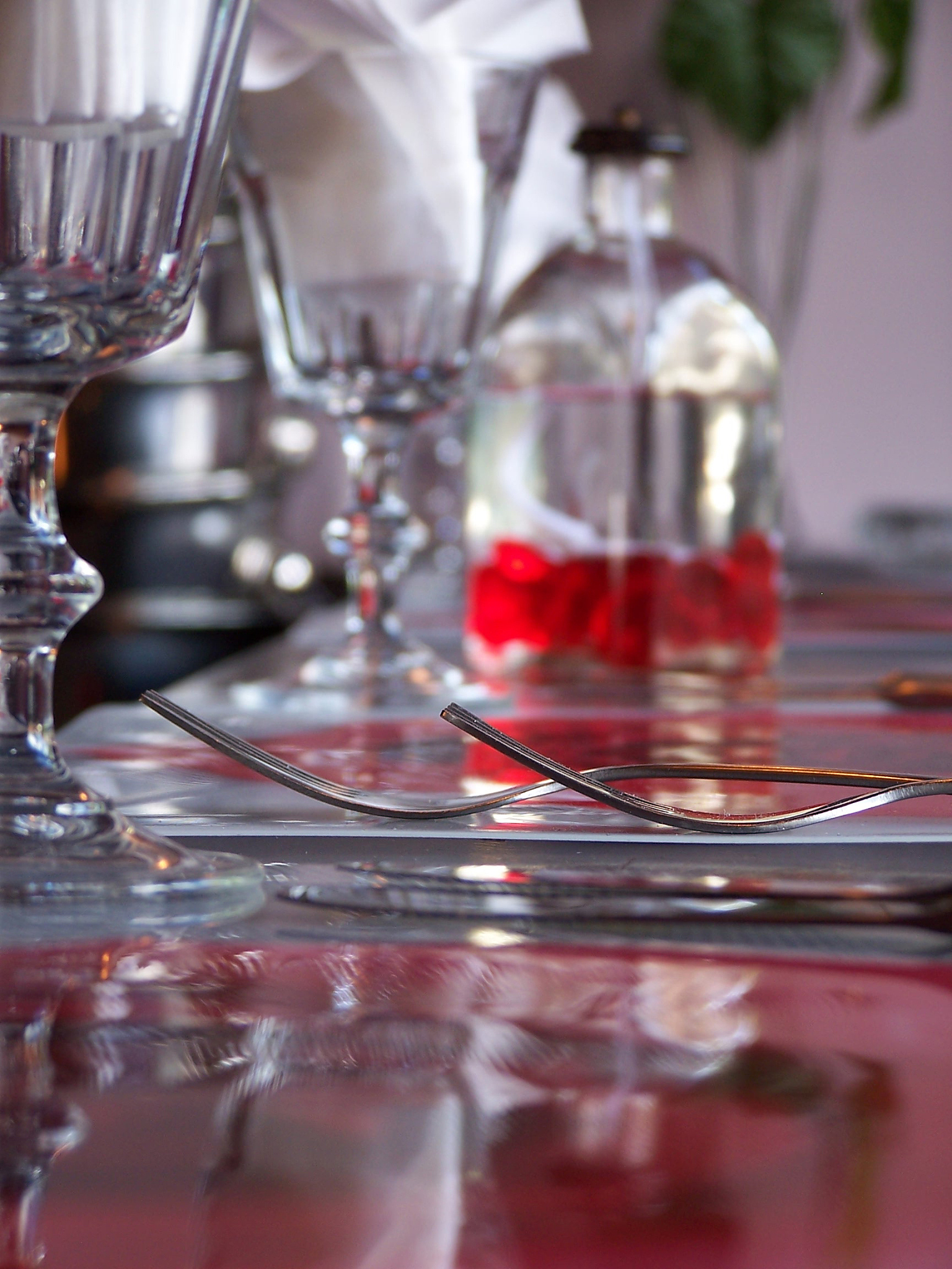 香水制造工艺：从香草采摘到瓶装的全流程详解