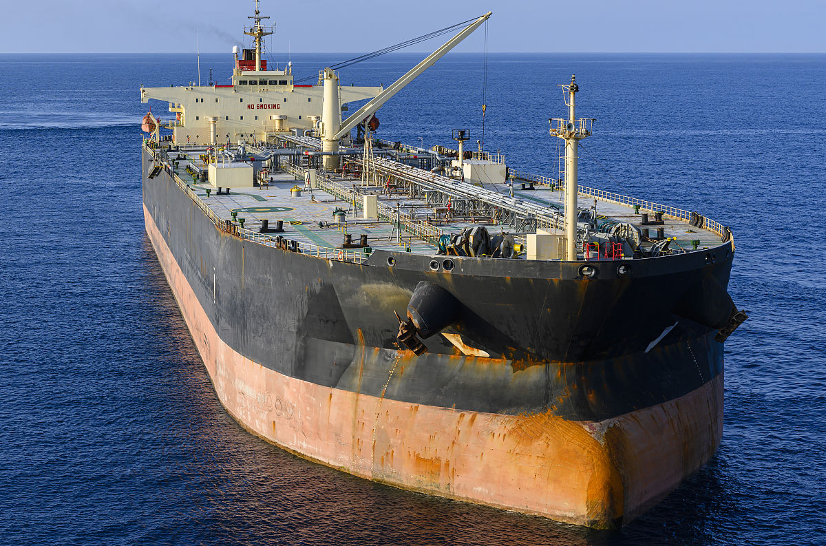 请翻译虽然船方未提供事故报告或水下探摸检查报告但根据现场检验我们发现损坏部位均有较新的划痕。我们推测大概率这些船体损坏可能是由于同一次事故造成。