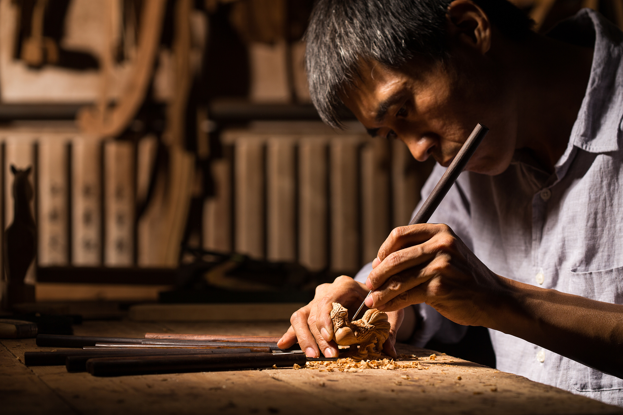 请根据下面的材料自选角度自拟题目写一篇不少于800字的文章论语子张子夏曰虽小到必有可观者殷志源孔明是以君子不为也指向认为就算是小的技能系也一定有可取之处但对远大的事物朋友妨碍所以君子不从事这些小记当代社会提上工匠精神希望以及这态度对待自己的产品精雕细琢精益求精以达到至高的精神境界