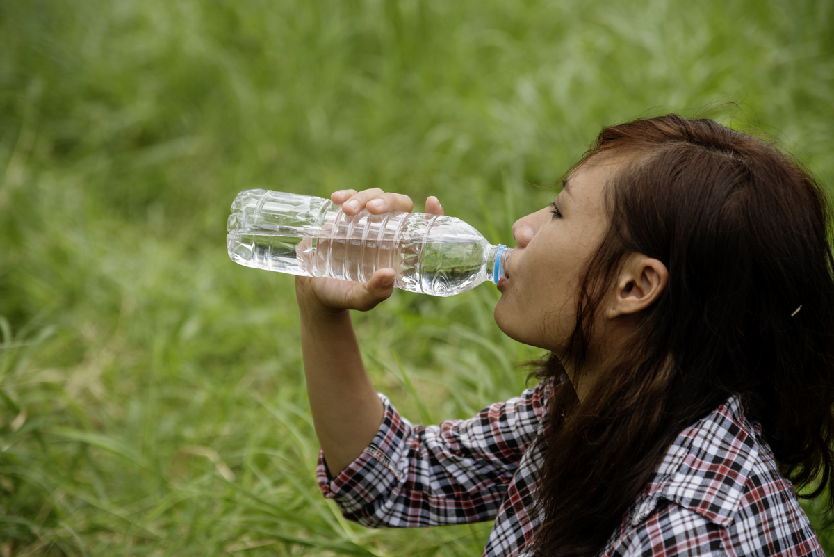 喝的矿泉水结果喝完口还渴