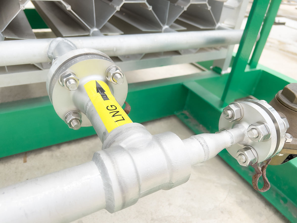 连续操作的可燃气体管道的低点应设两道排液阀