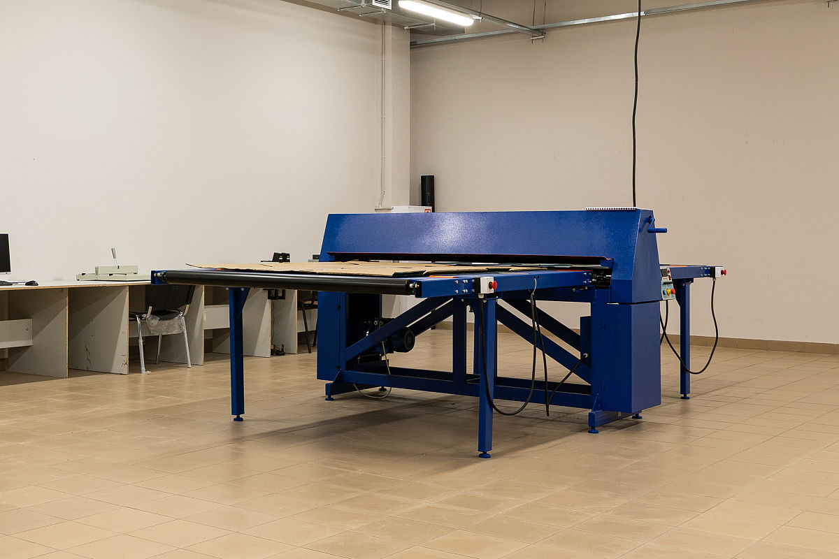 瓦楞纸板纵切机：高效切割，满足您的尺寸需求