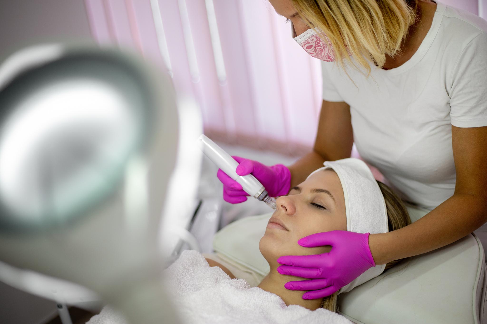 facial treatment with dermapen in the beauty salon