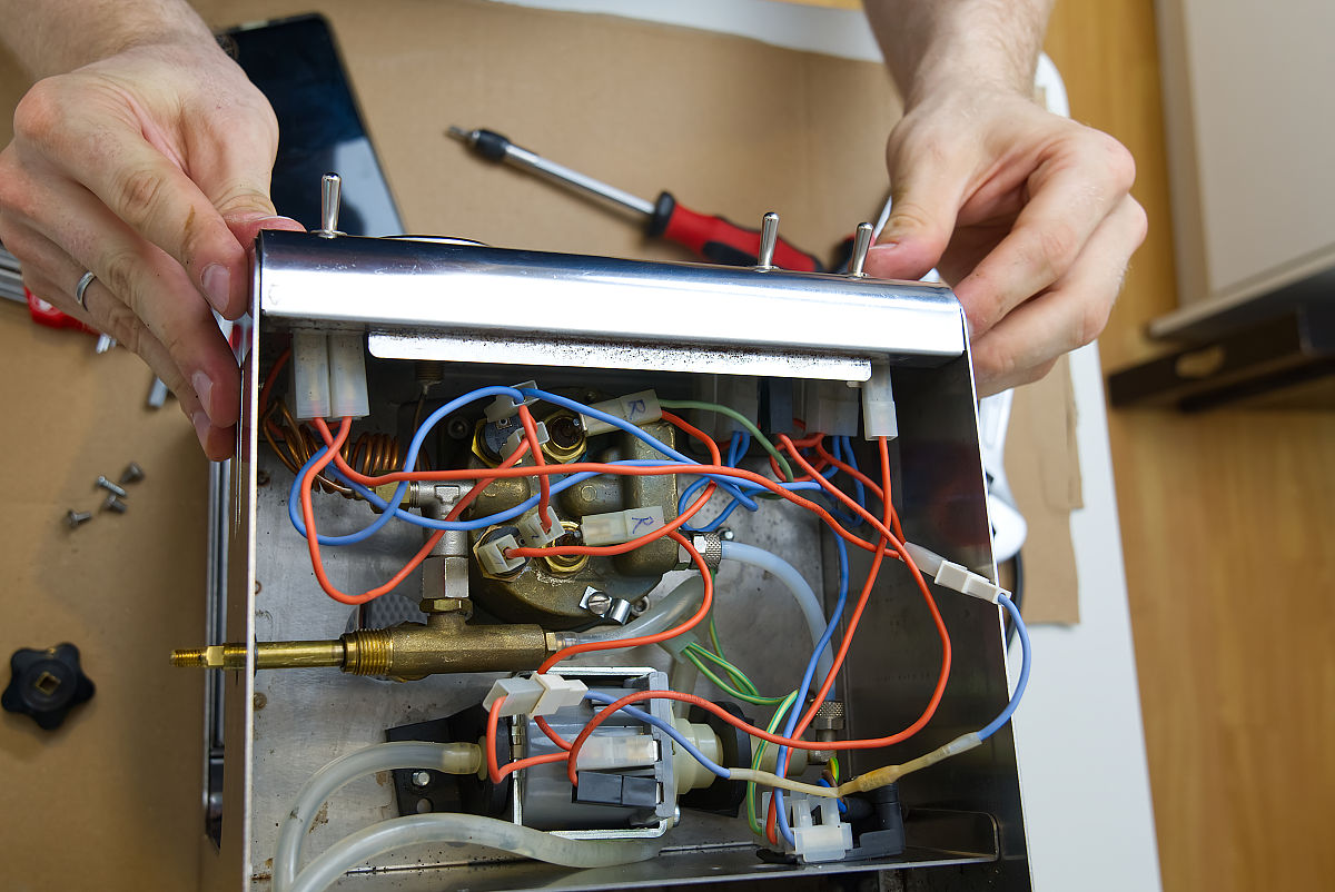 格力风管机电源线在哪边回答加拓展。