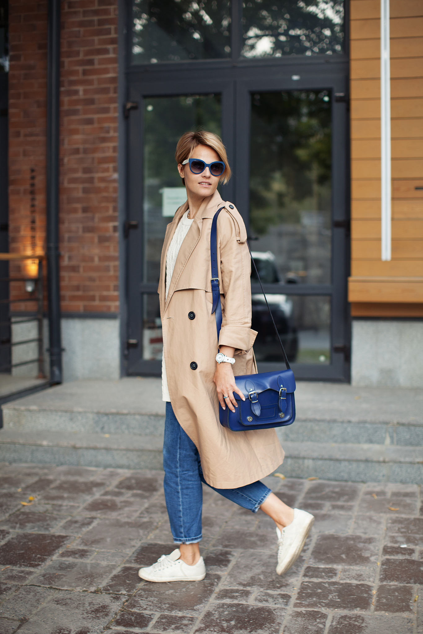 帮我撰写一篇秋日时尚美文。关键词：秋日明媚、简约清爽的利落感衬衣经典卡其色营造清新风格、牛油果色的翻领连衣裙搭配经典感针织毛衣、甜美淑女范翻领连衣裙秀丽小花蔓延整体