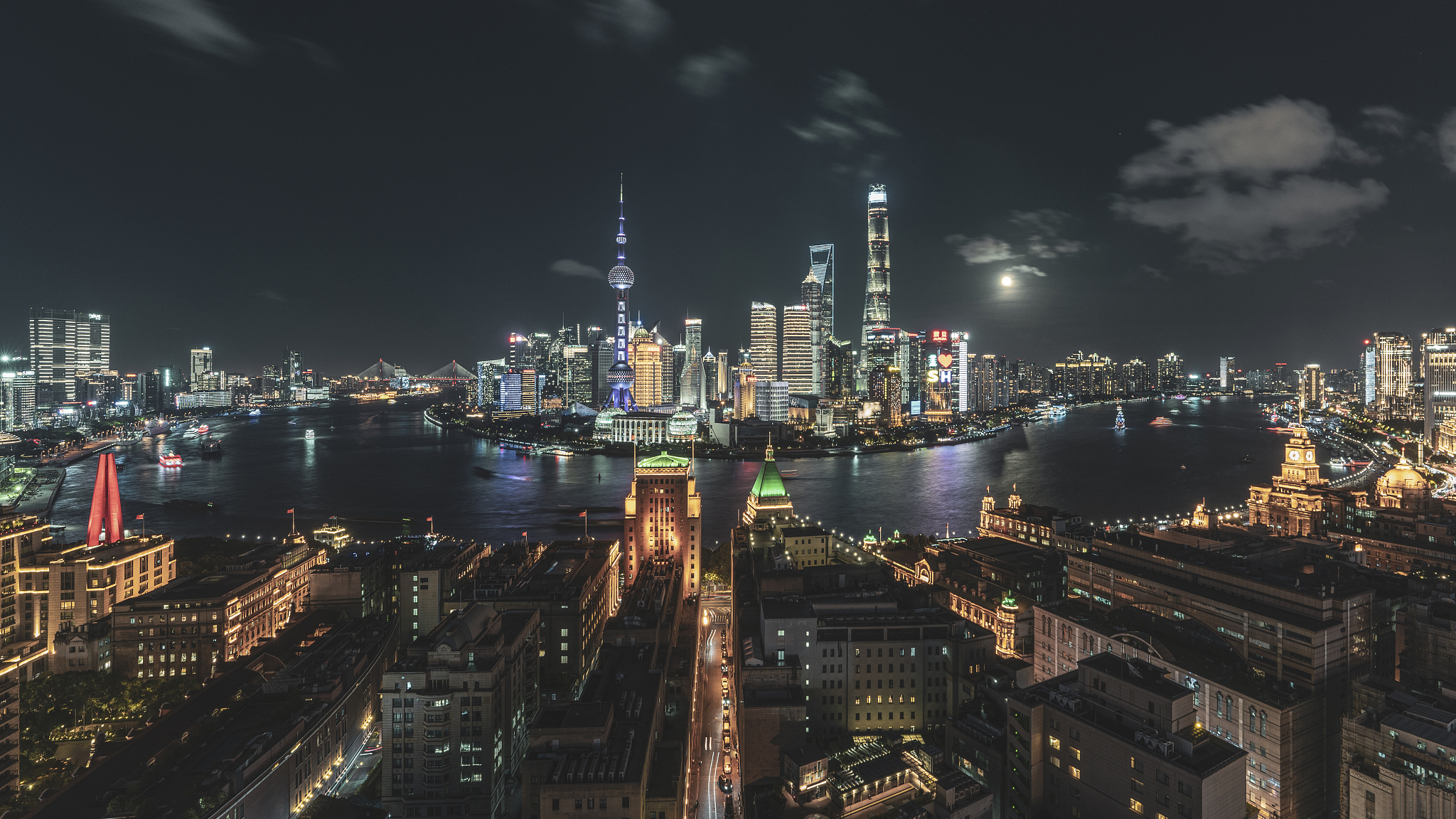 上海浦东陆家嘴月升时刻