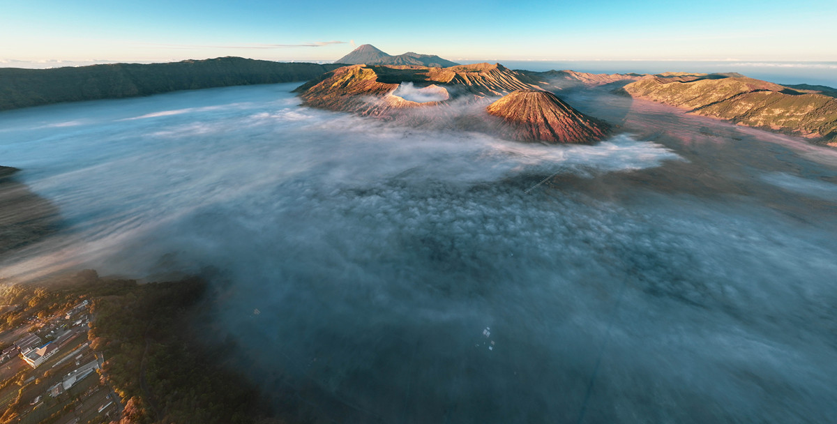 布罗莫的戏剧性美:从雾中升起的火山