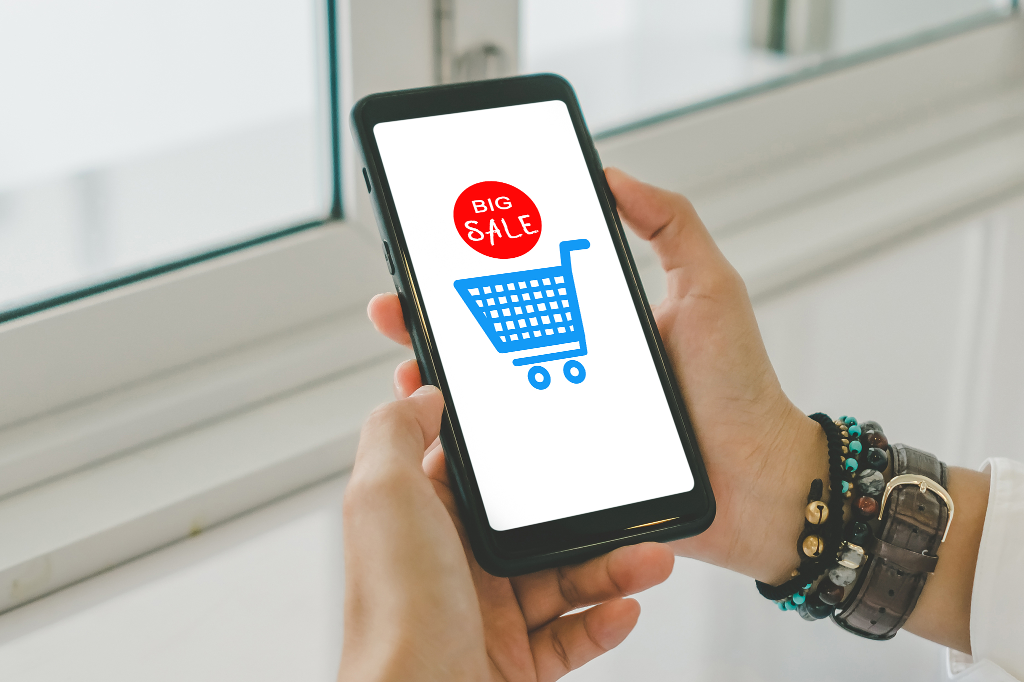 women hand using smartphone do online selling for people shoppin