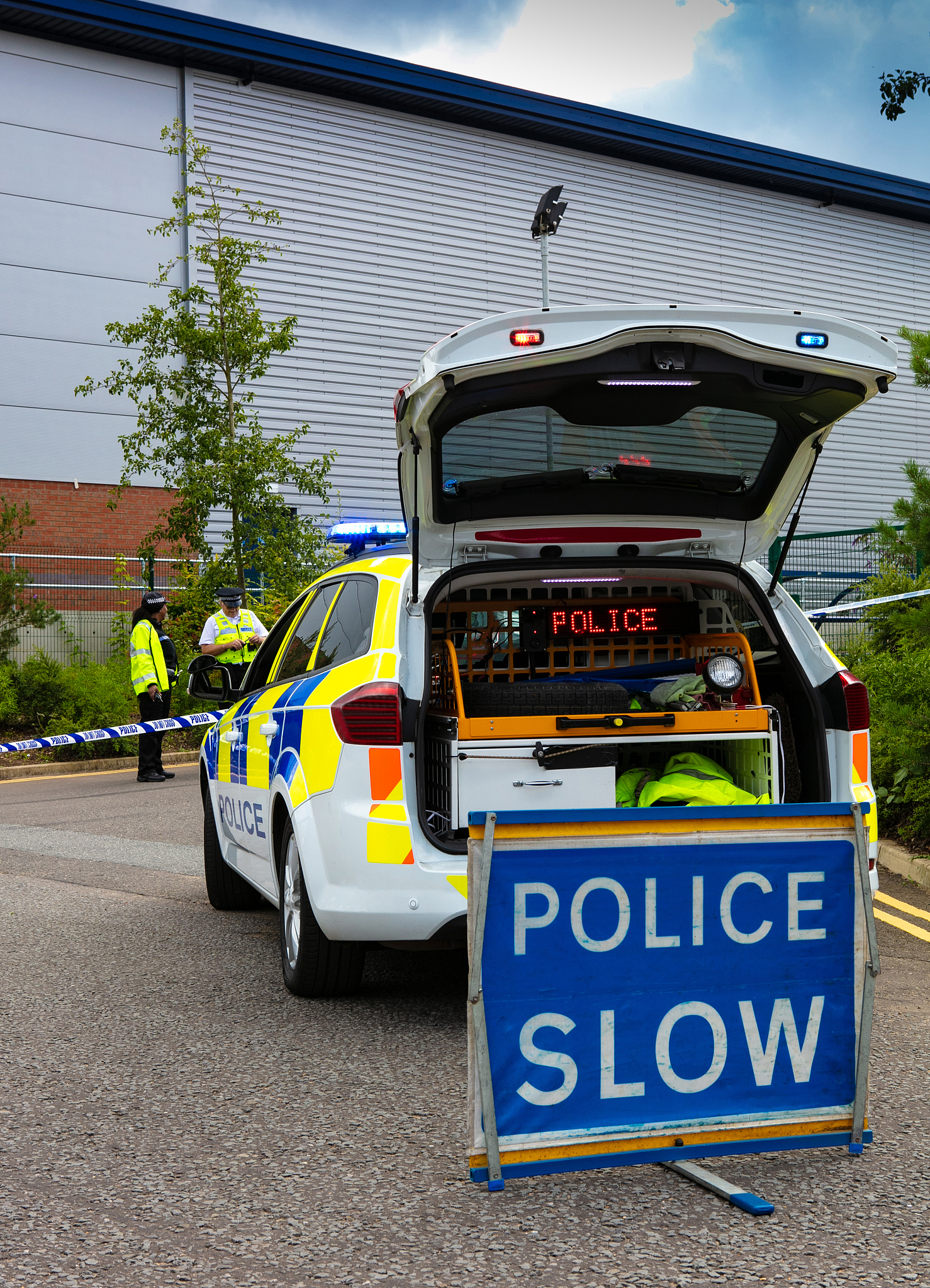 如果你是一名警察你会收到一个一个被车撞了的外国人的紧急电话你该怎么办？ 用英语说